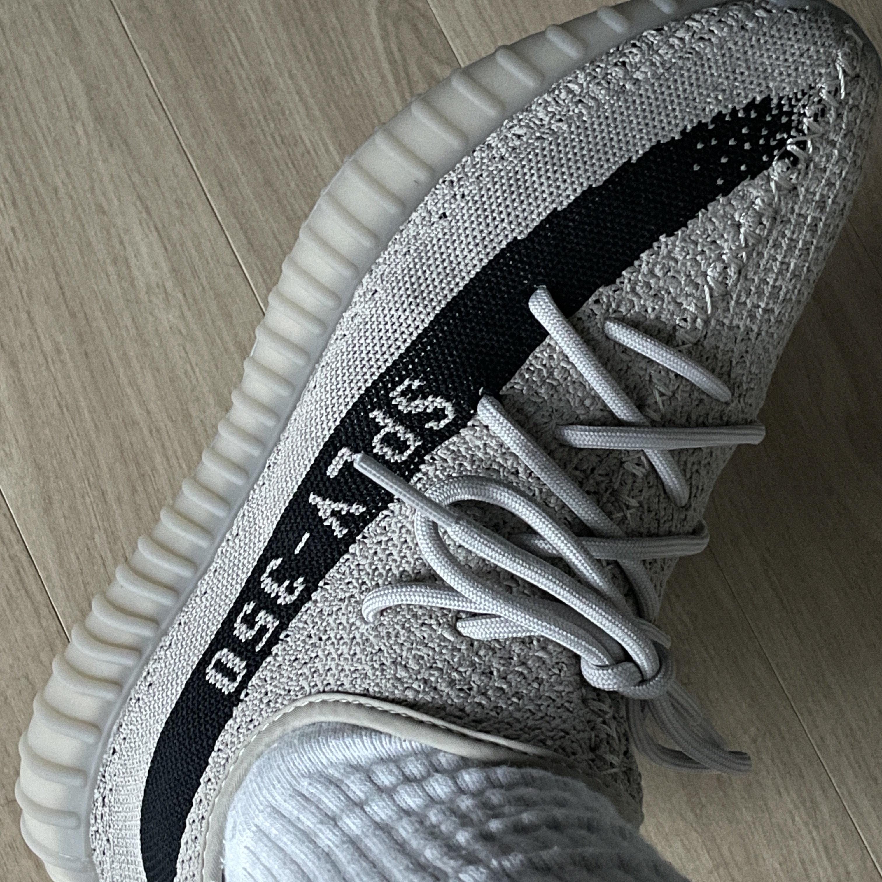 Adidas Yeezy Boost 350 V2 Slate Core Black 2022/2023 착용 스타일 - 1