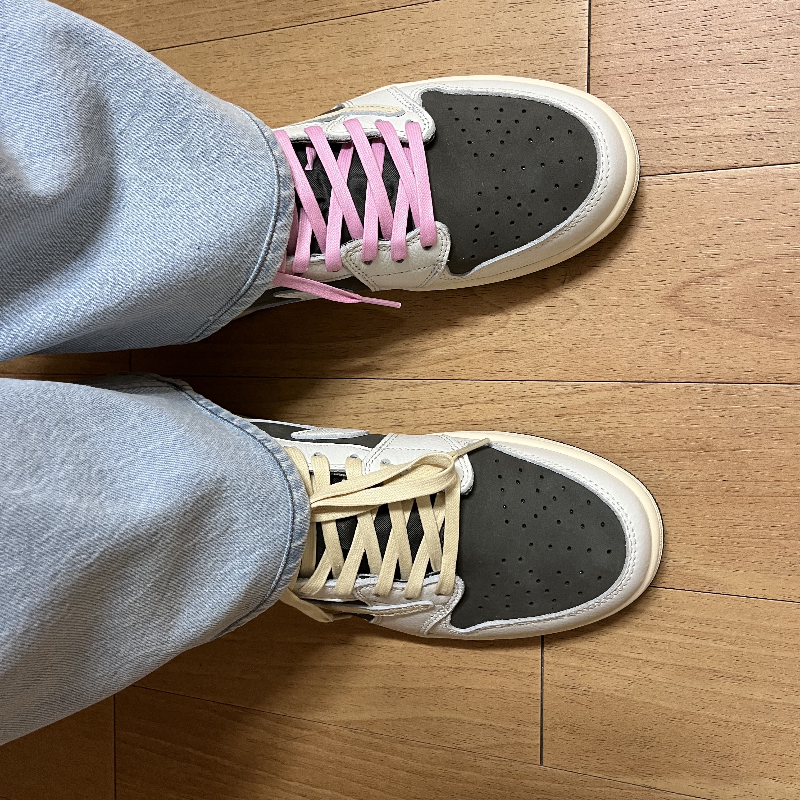 Jordan 1 x Travis Scott Retro Low OG SP Sail and Ridgerock 착용 스타일 - 3