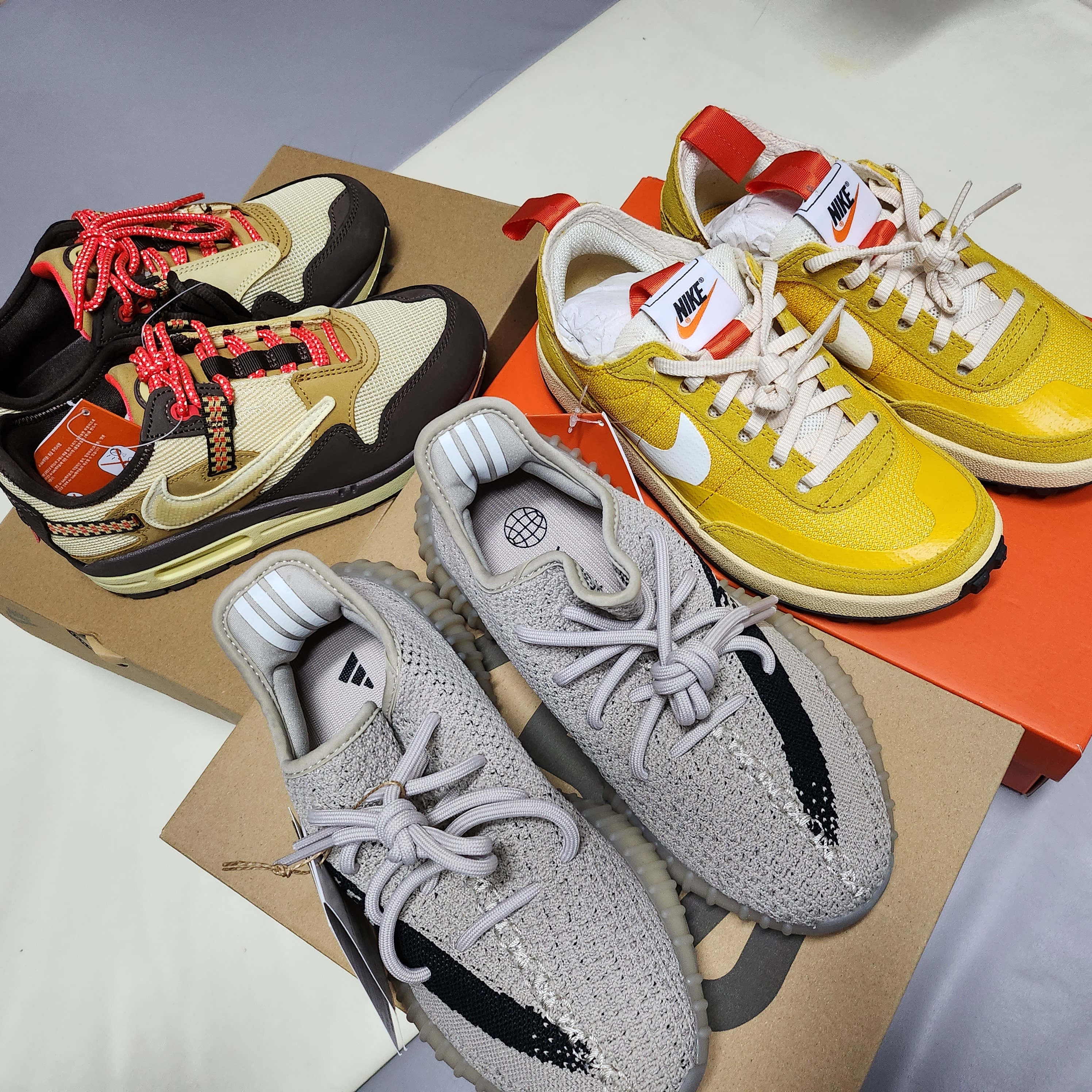 Nike x Travis Scott Air Max 1 Cact.us Brown, Adidas Yeezy Boost 350 V2 Slate Core Black 2022/2023 착용 스타일