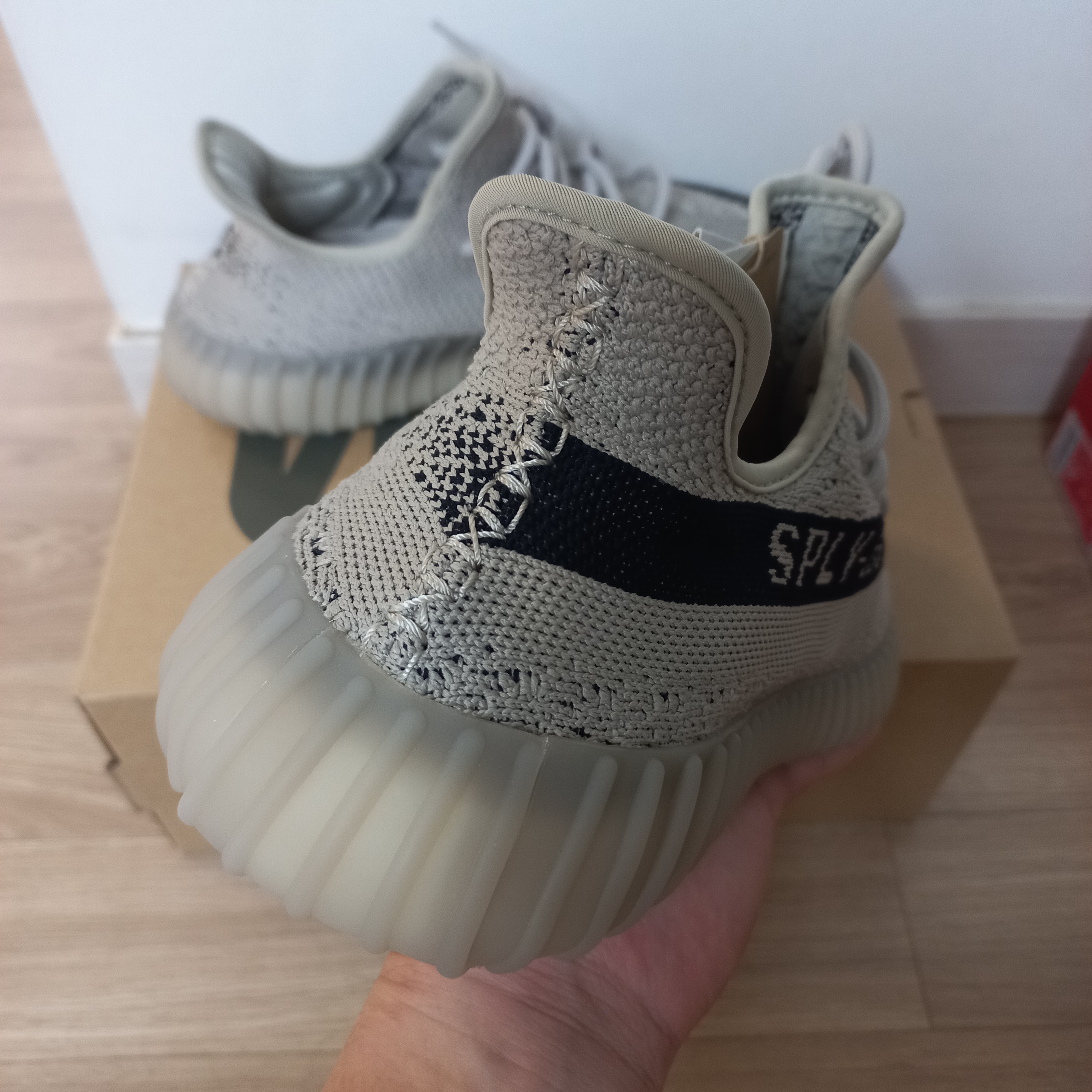 Adidas Yeezy Boost 350 V2 Slate Core Black 2022/2023 착용 스타일 - 2