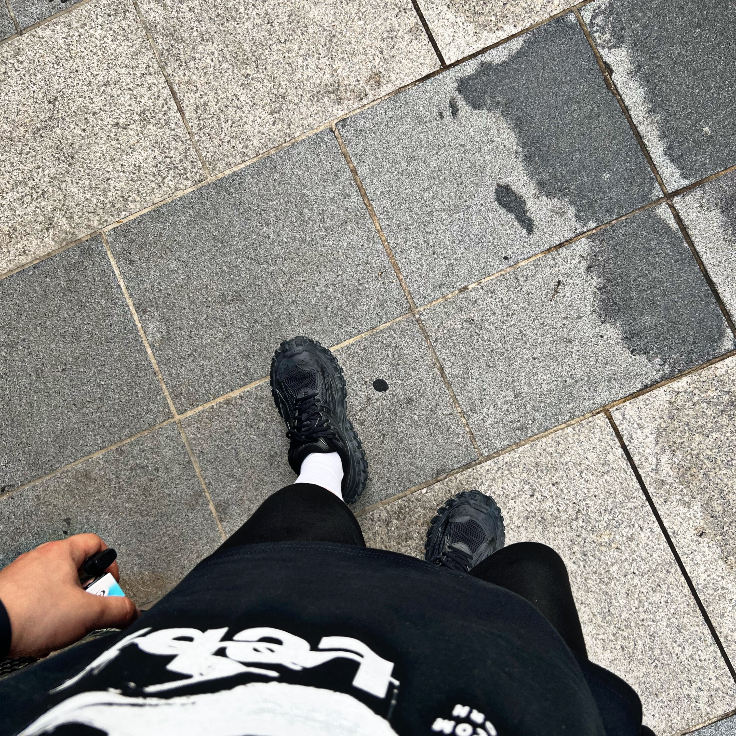 Balenciaga Defender Sneakers Black, Adidas Yeezy Foam RNNR MX Sand Grey 착용 스타일 - 1