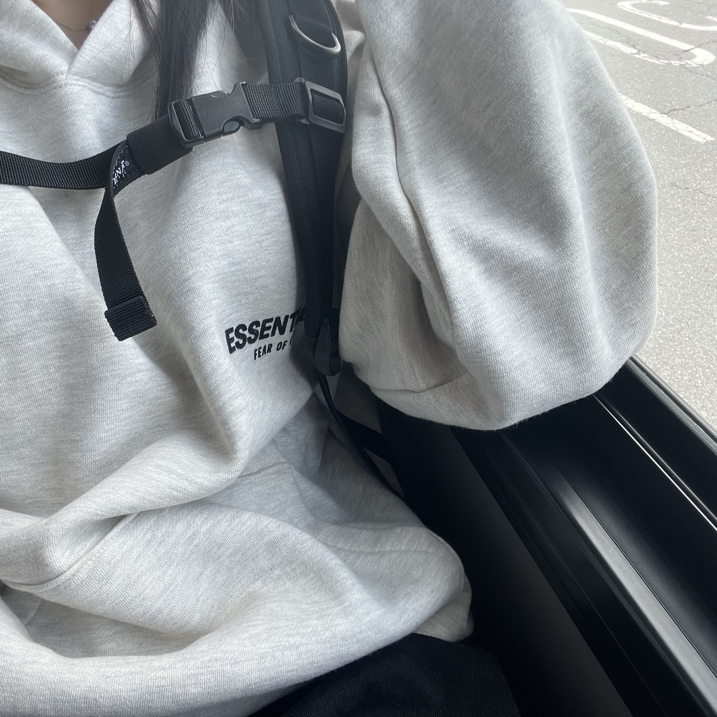 Essentials The Core Collection Hoodie Light Oatmeal 착용 스타일