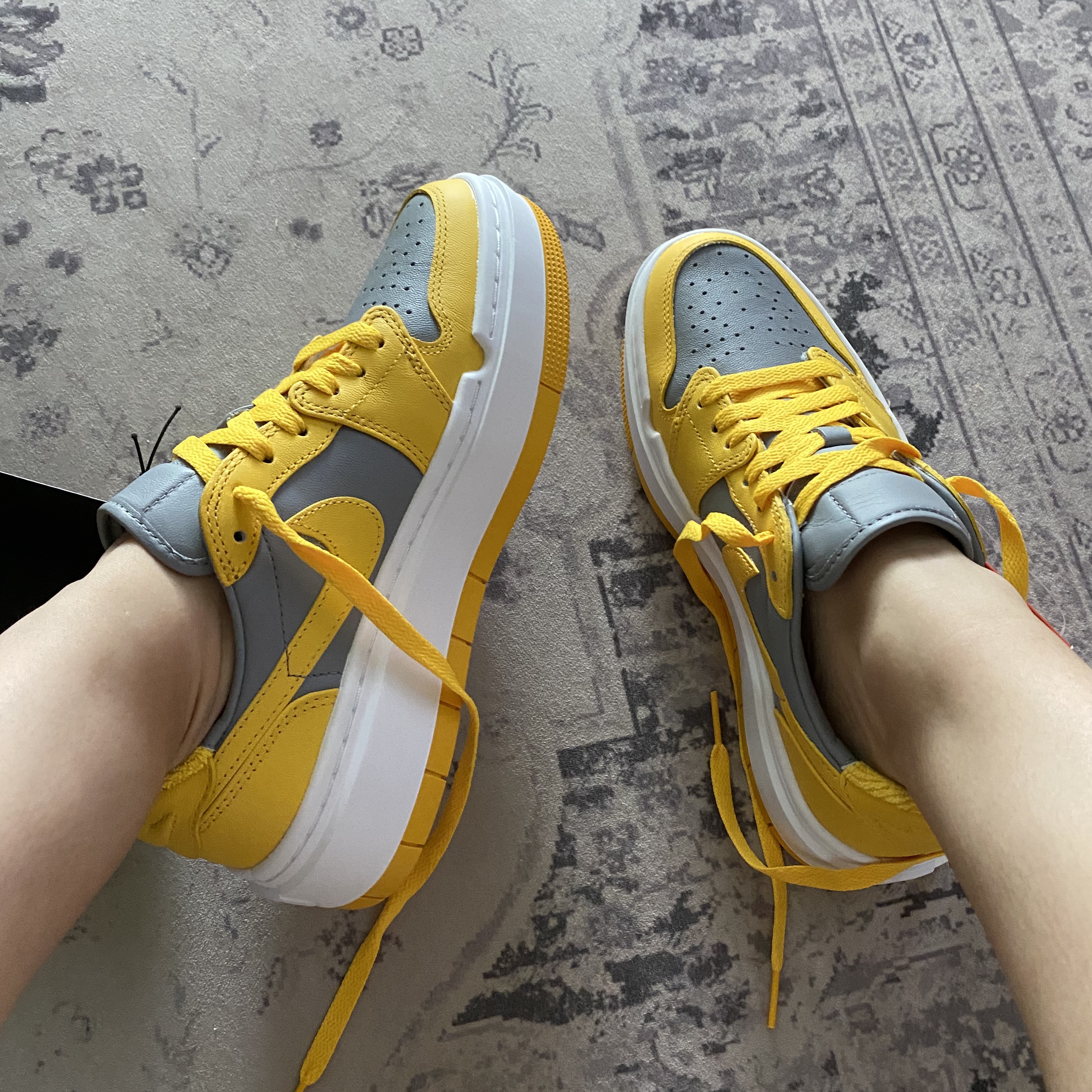 (W) Jordan 1 Elevate Low Cement Grey Varsity Maize 착용 스타일