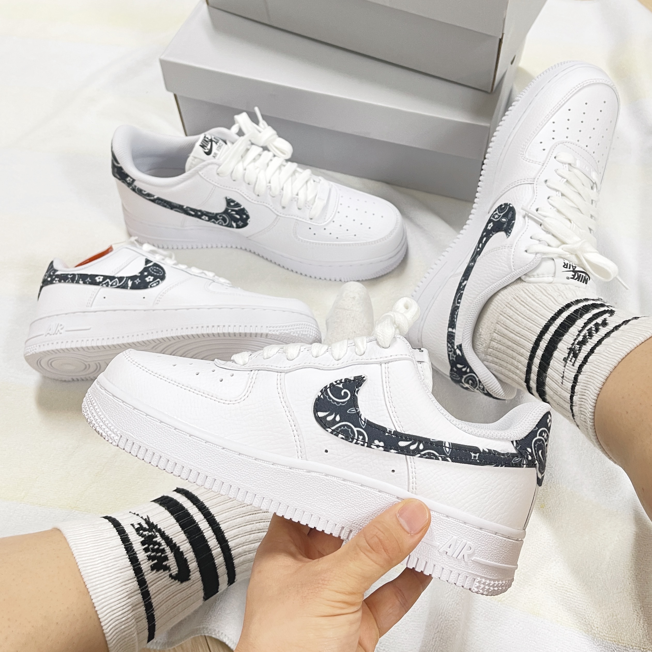 (W) Nike Air Force 1 '07 Essential Paisley Swoosh White Black 착용 스타일