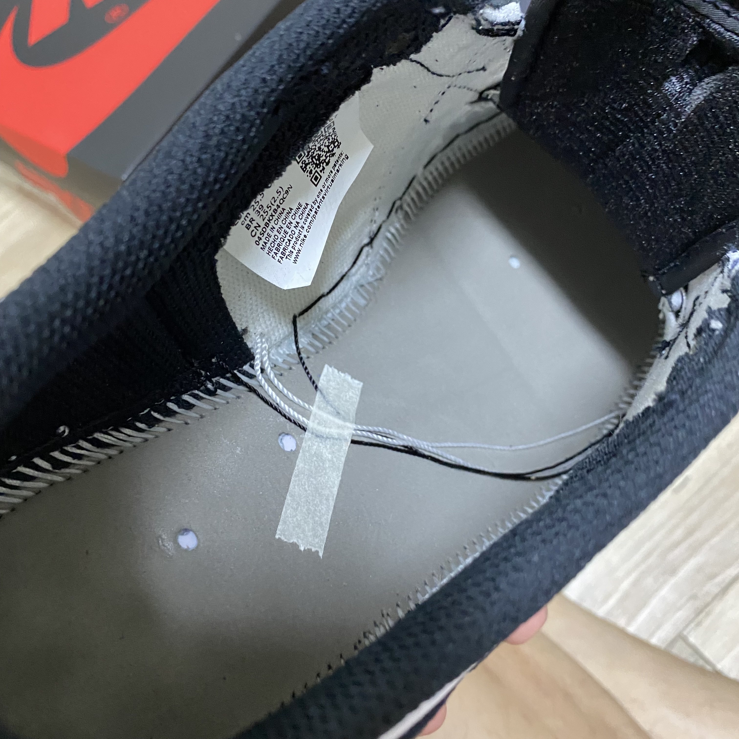 Jordan 1 Retro Low OG Black and Dark Powder Blue 착용 스타일 - 1