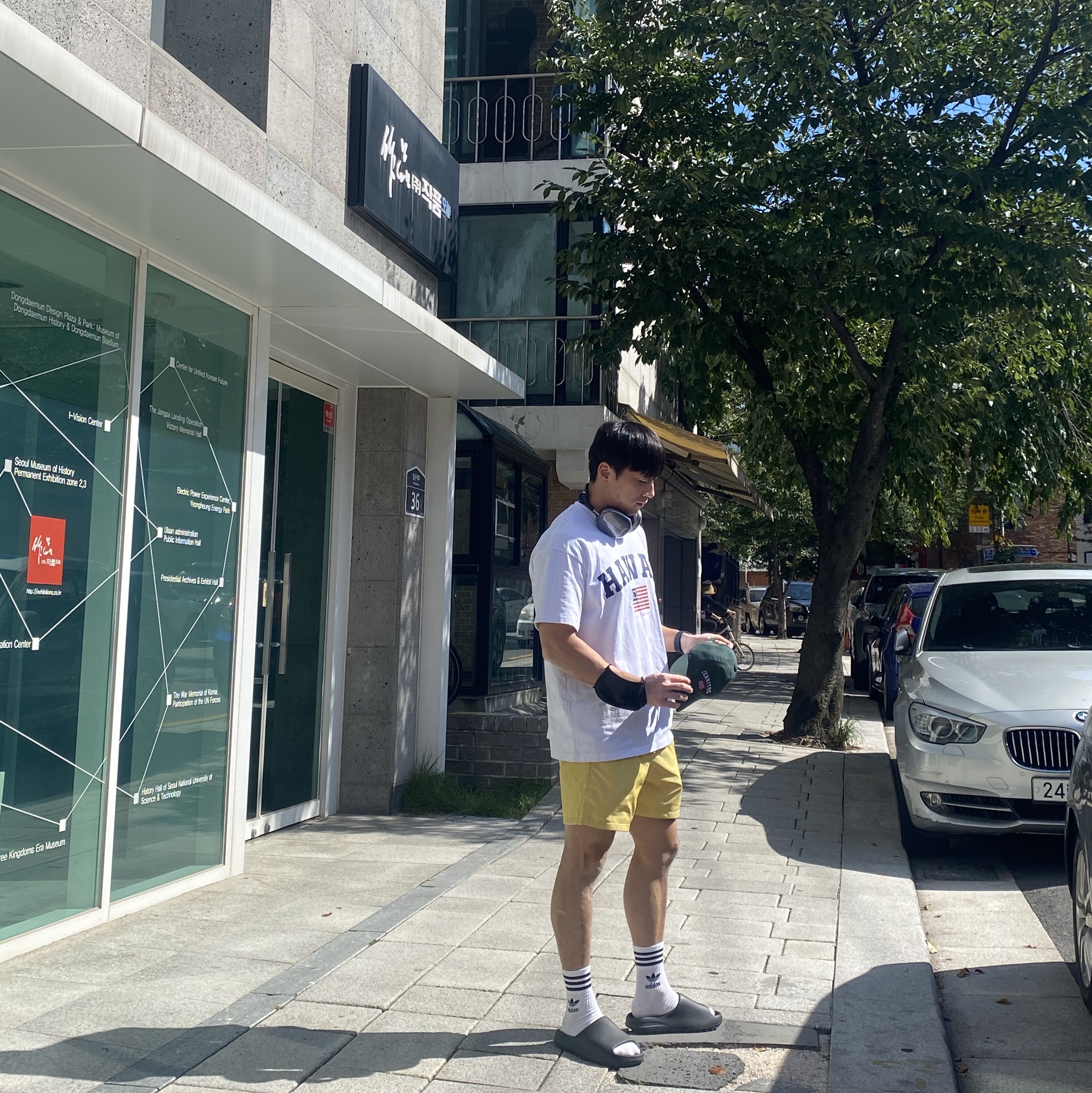 Adidas Yeezy Slide Onyx, Apple AirPods Max Lightning Space Gray (Korean Ver.) 착용 스타일 - 1