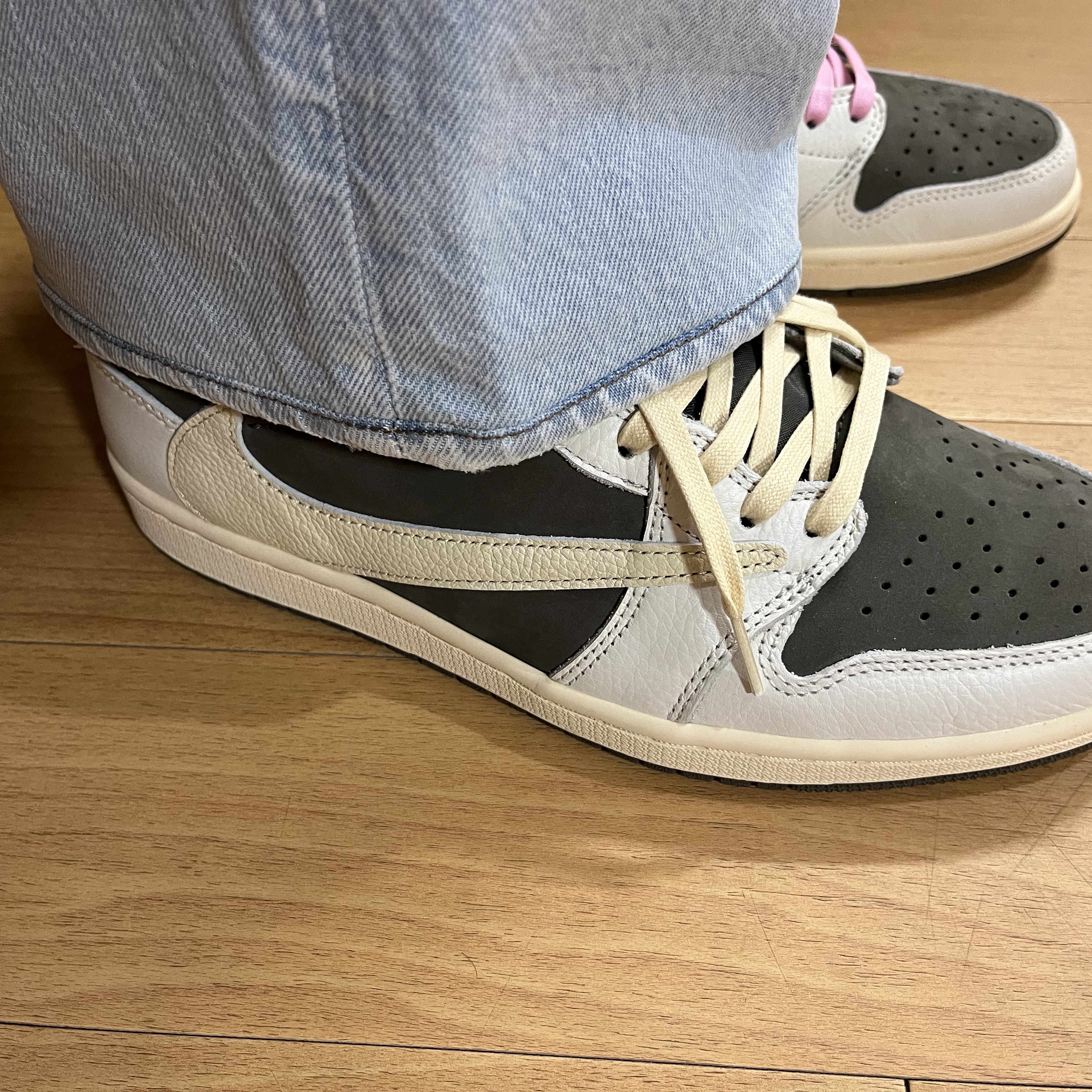 Jordan 1 x Travis Scott Retro Low OG SP Sail and Ridgerock 착용 스타일 - 2
