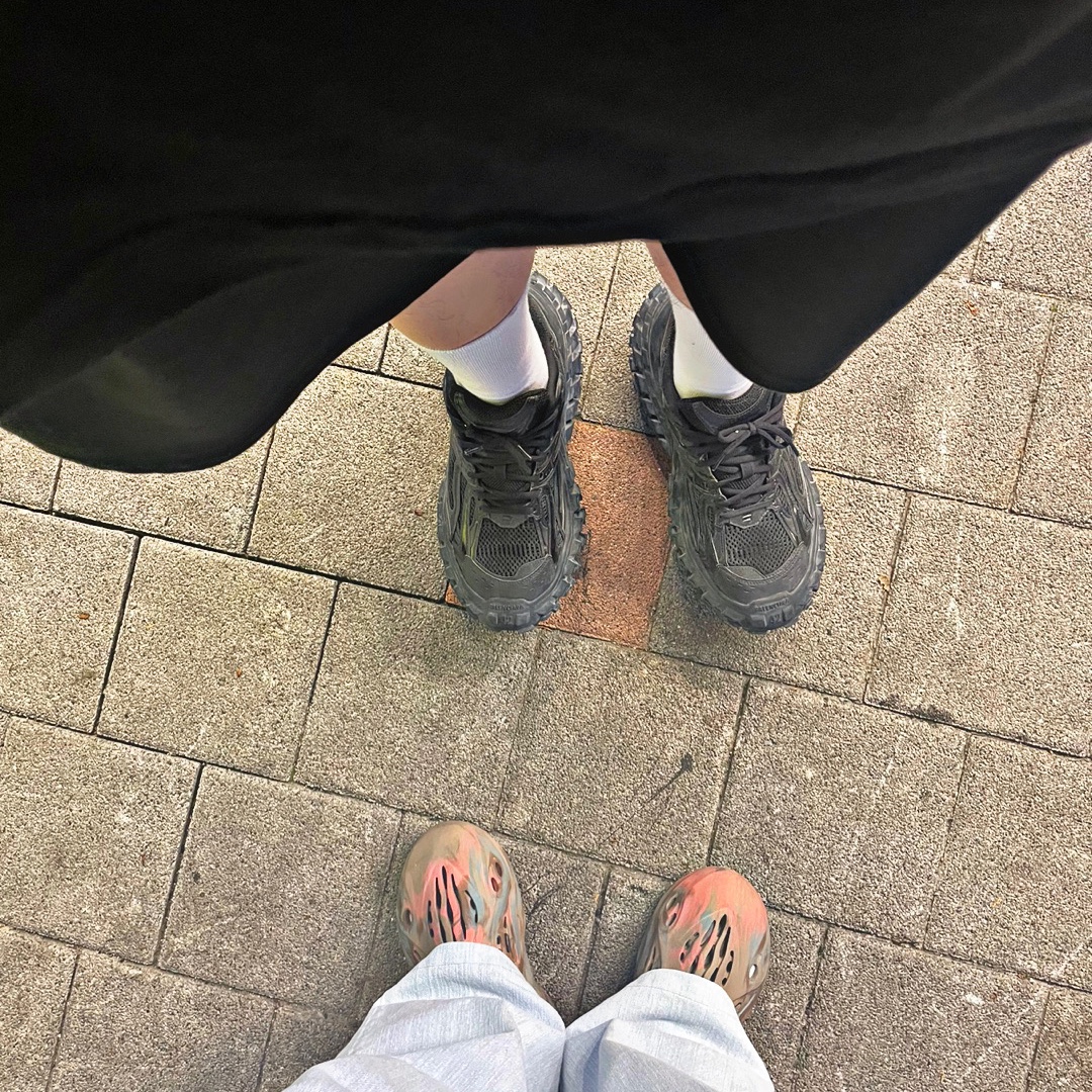 Balenciaga Defender Sneakers Black, Adidas Yeezy Foam RNNR MX Sand Grey 착용 스타일 - 2