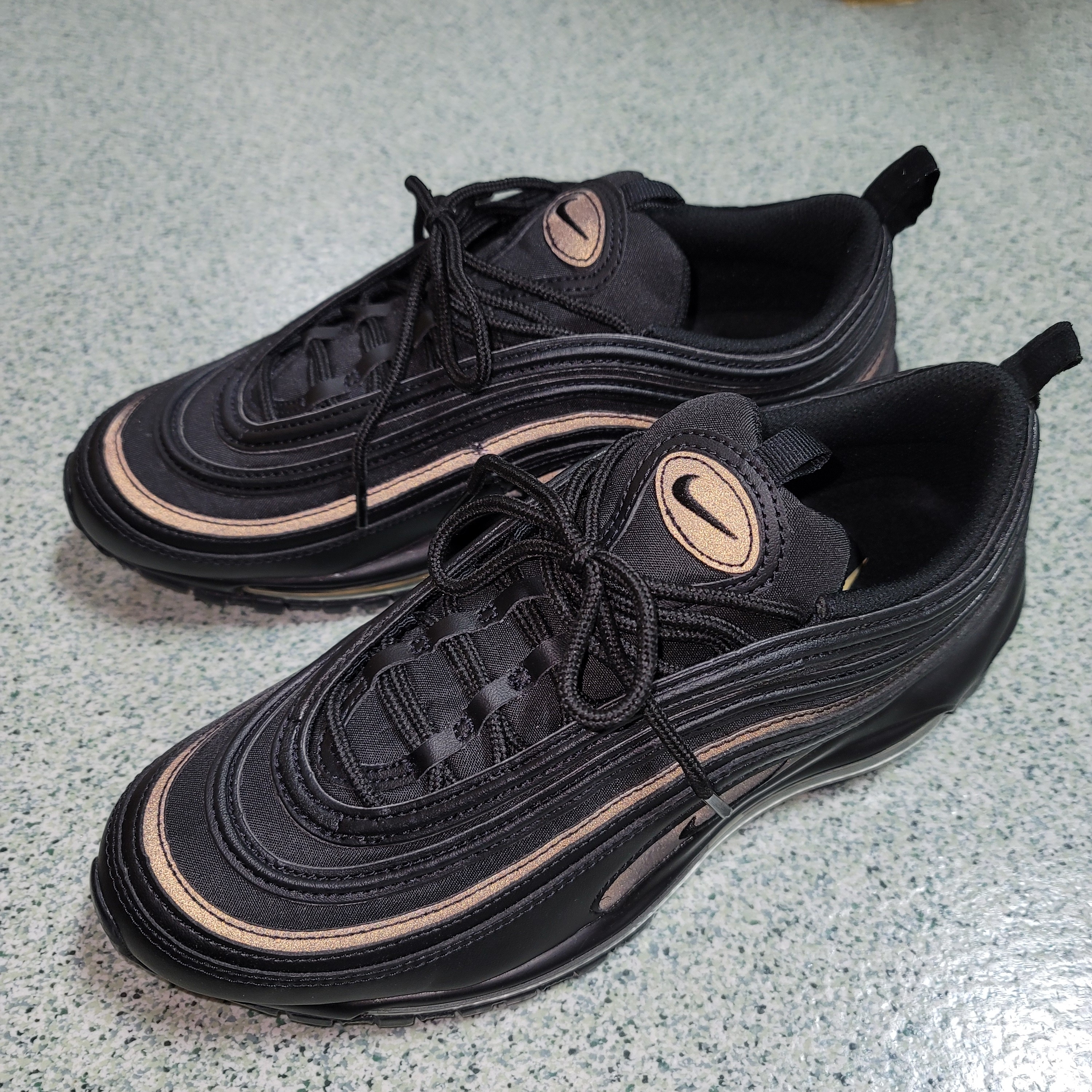 Nike Air Max 97 Black Reflective Gold 착용 스타일 - 5