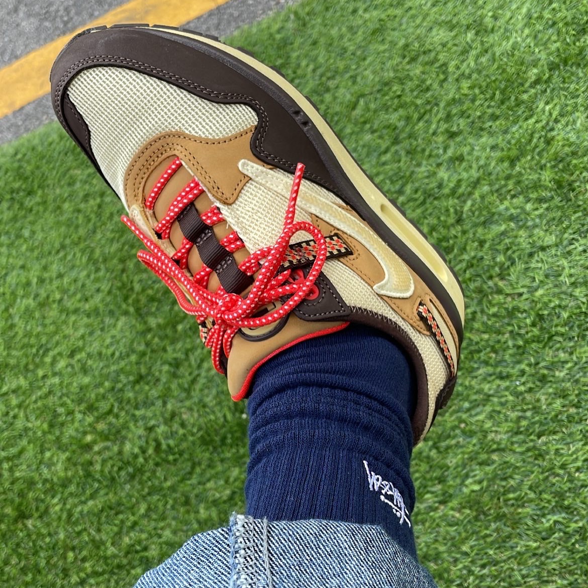 Nike x Travis Scott Air Max 1 Cact.us Brown 착용 스타일 - 1