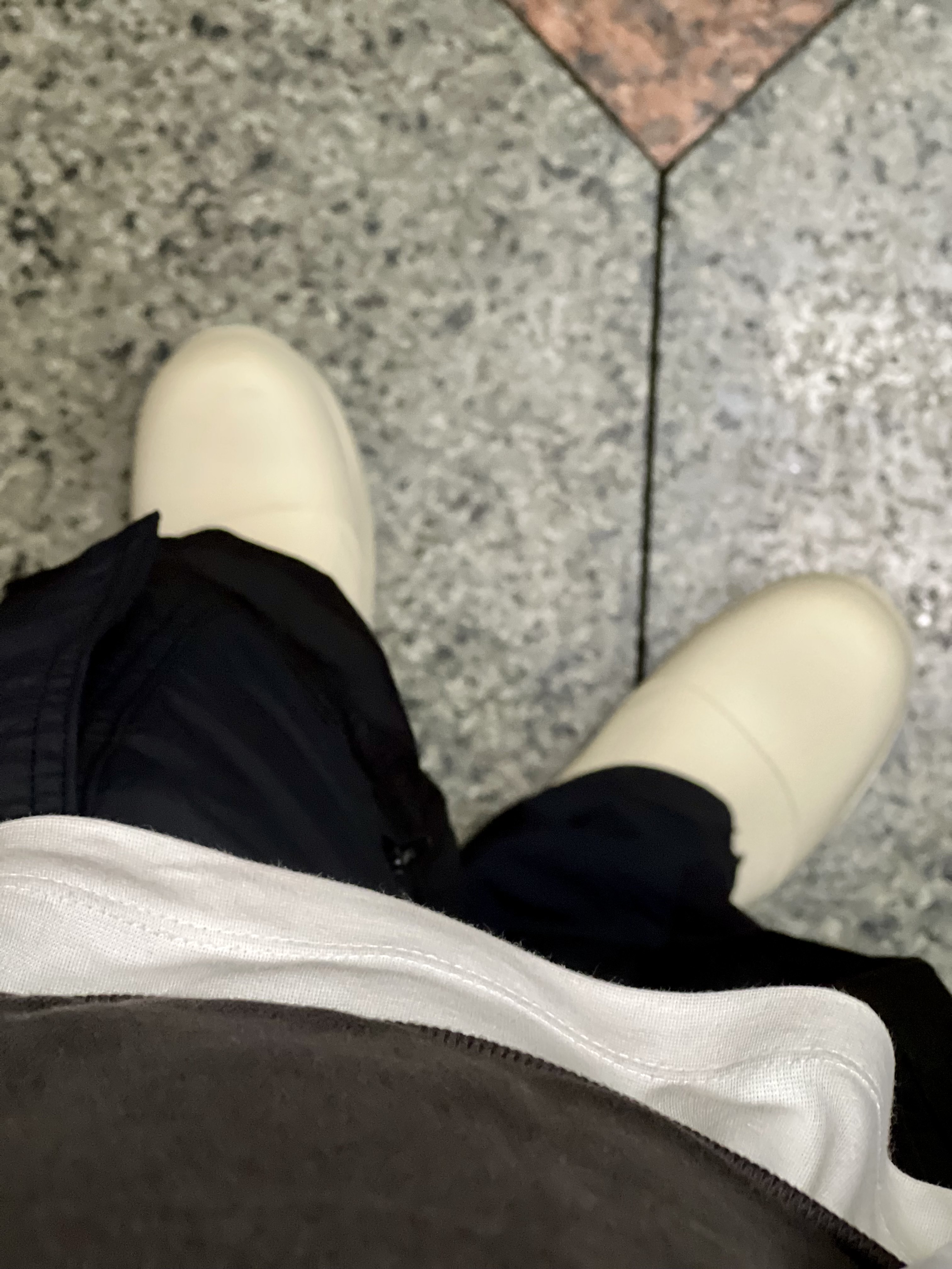 Yeezy Gap Engineered By Balenciaga Dove Shrunken Hoodie Black, Bottega Veneta Puddle Ankle Boots Sea Salt 착용 스타일 - 2