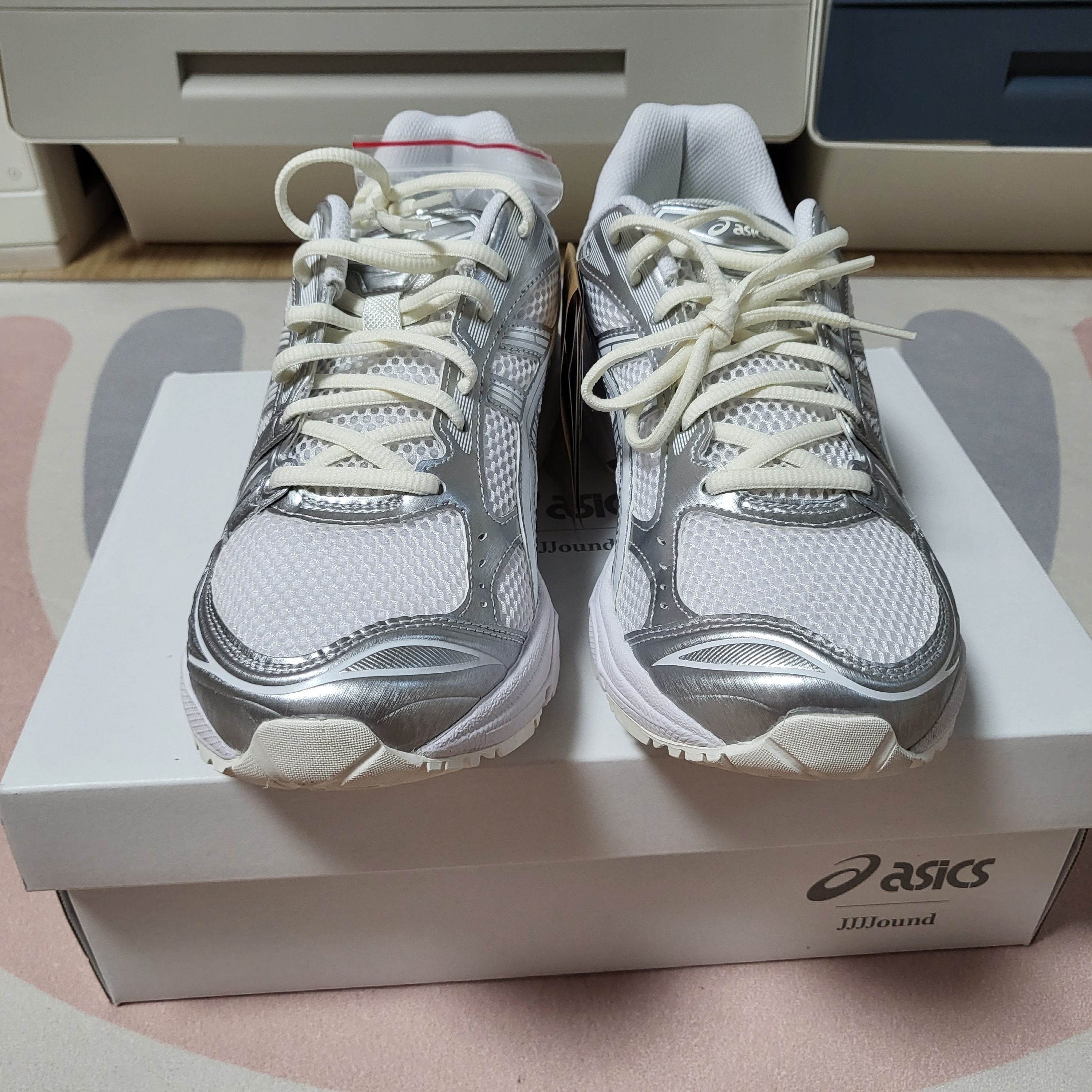 Asics x JJJJound Gel-Kayano 14 Silver White 착용 스타일 - 3