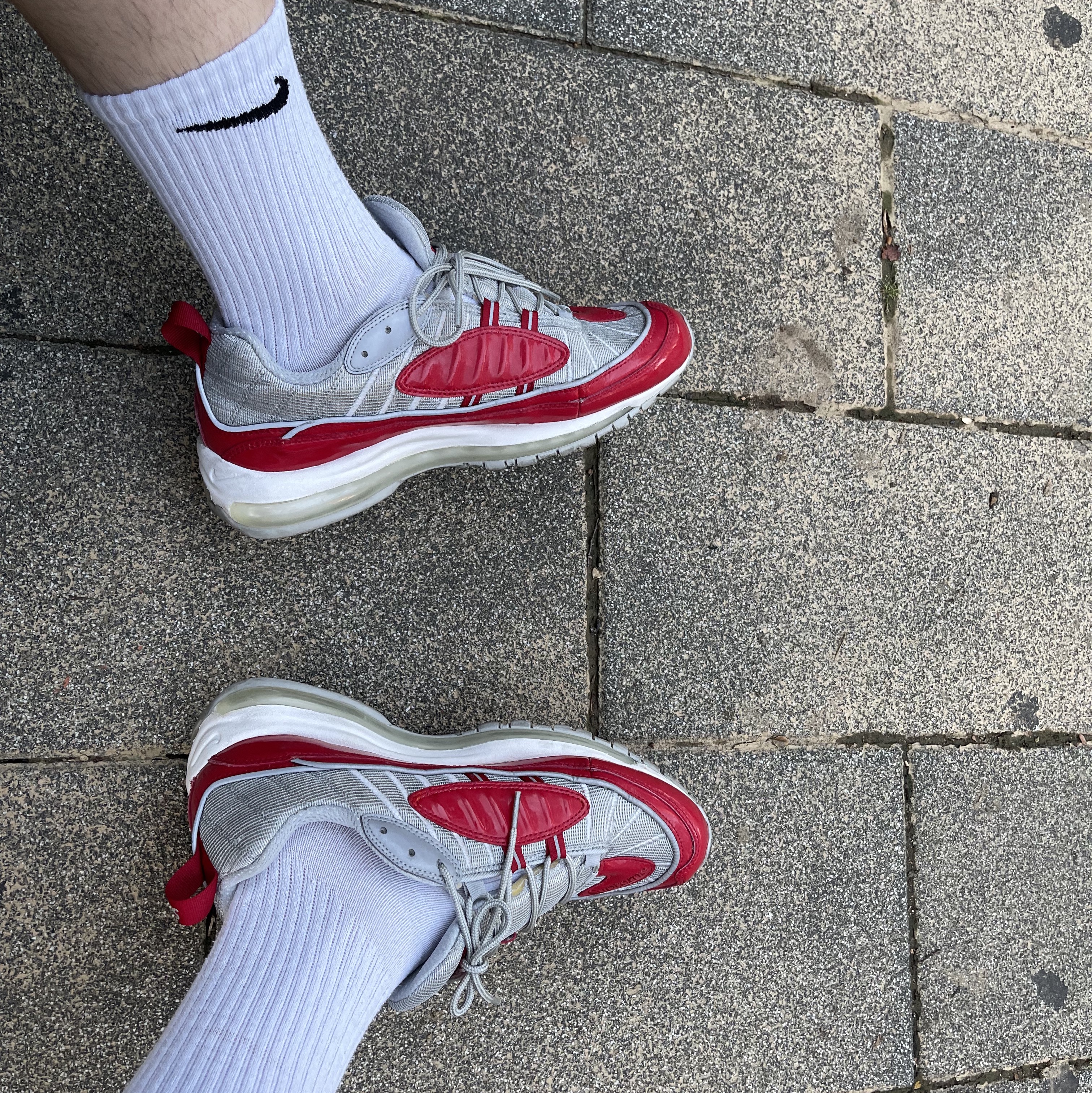 Nike x Supreme Air Max 98 Varsity Red 착용 스타일 - 2