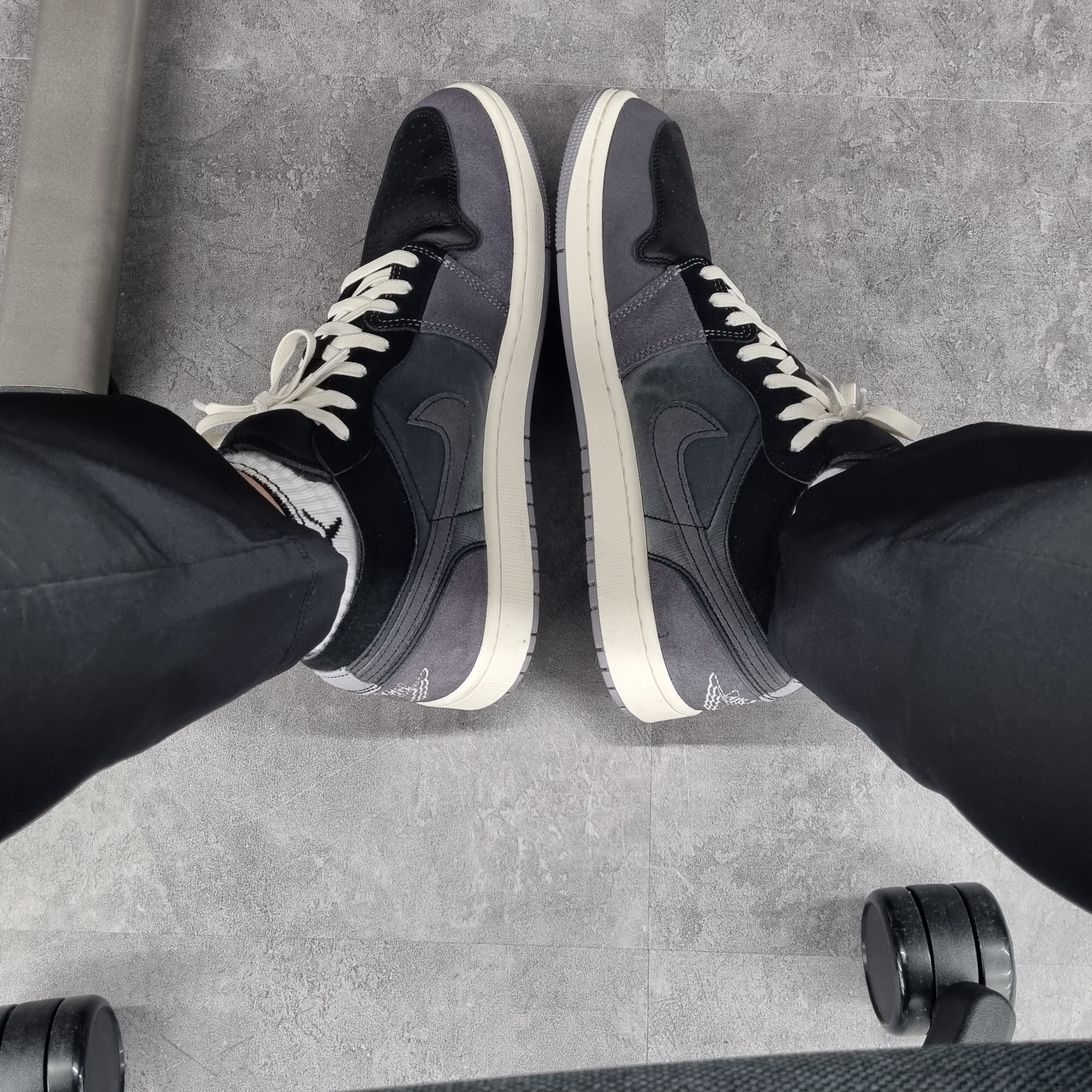 Jordan 1 Low SE Craft Black Cement Grey 착용 스타일 - 2