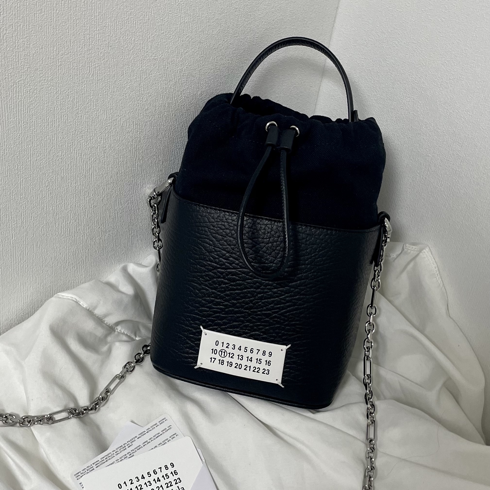 Maison Margiela 5AC Bucket Bag Black 착용 스타일