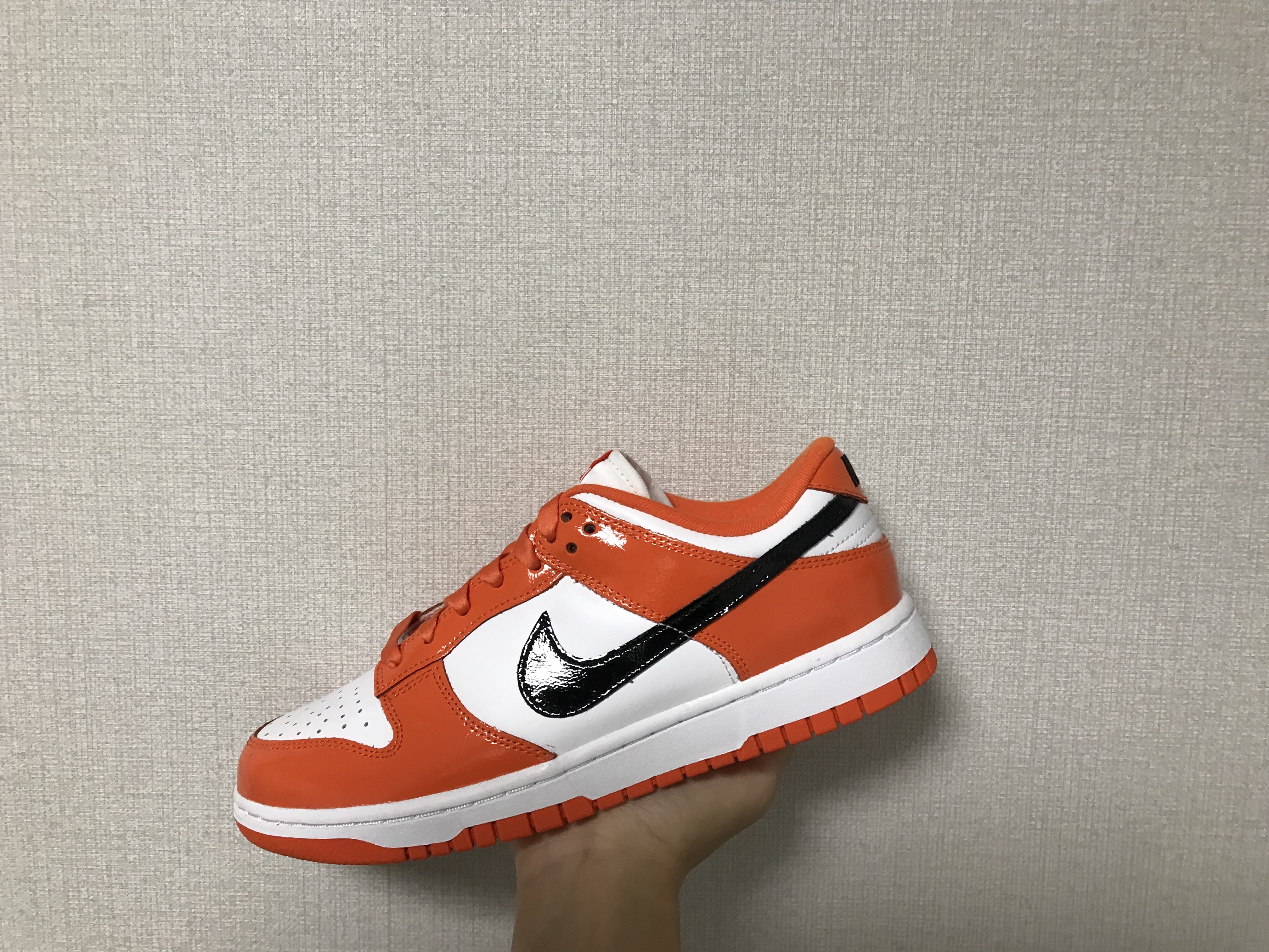 (W) Nike Dunk Low Essential Brilliant Orange 착용 스타일 - 2