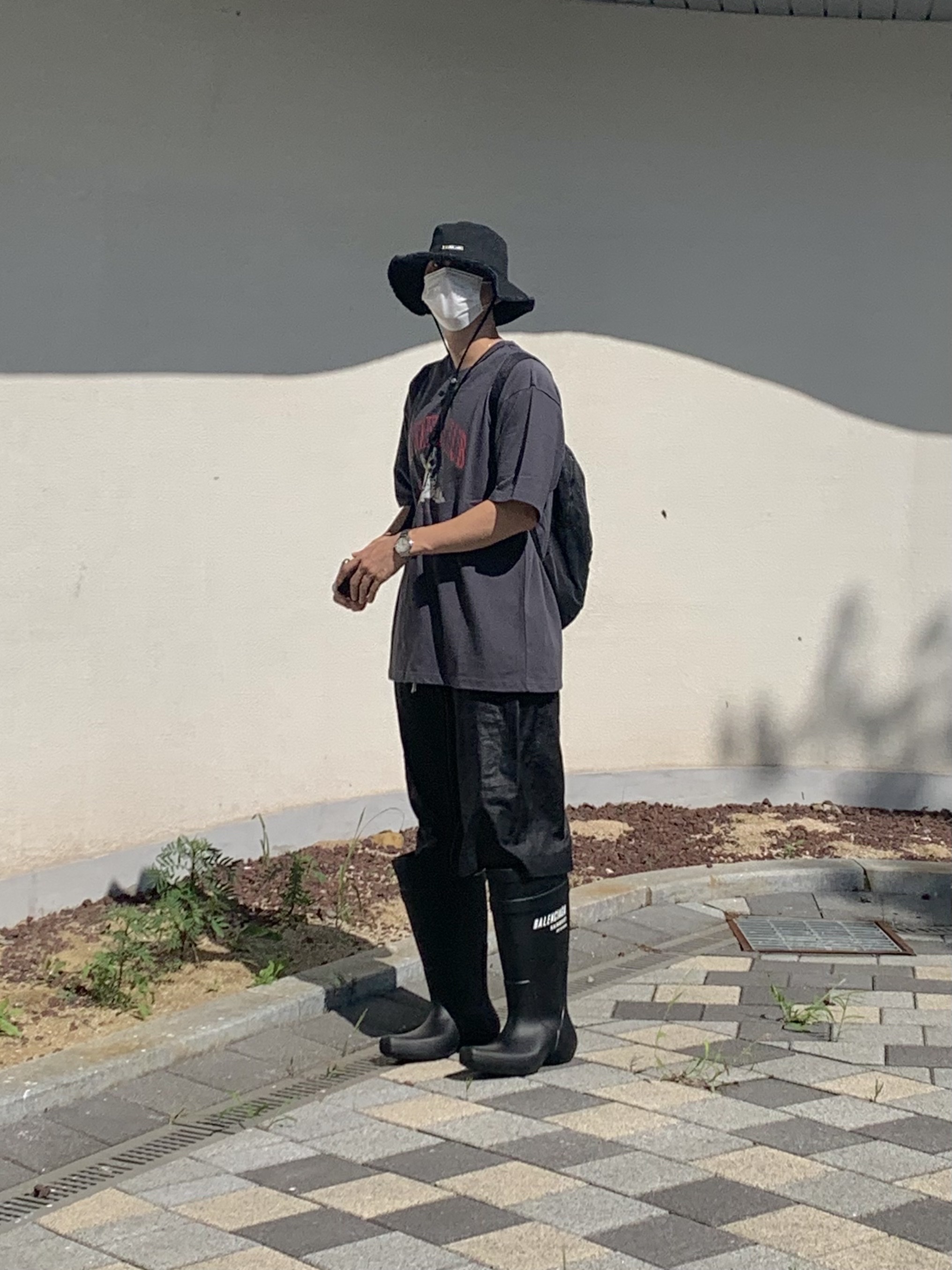 Jacquemus Le Bob Artichaut Bucket Hat Black, Our Legacy Slim Backpack Black Dense Liquid Nylon 착용 스타일 - 2
