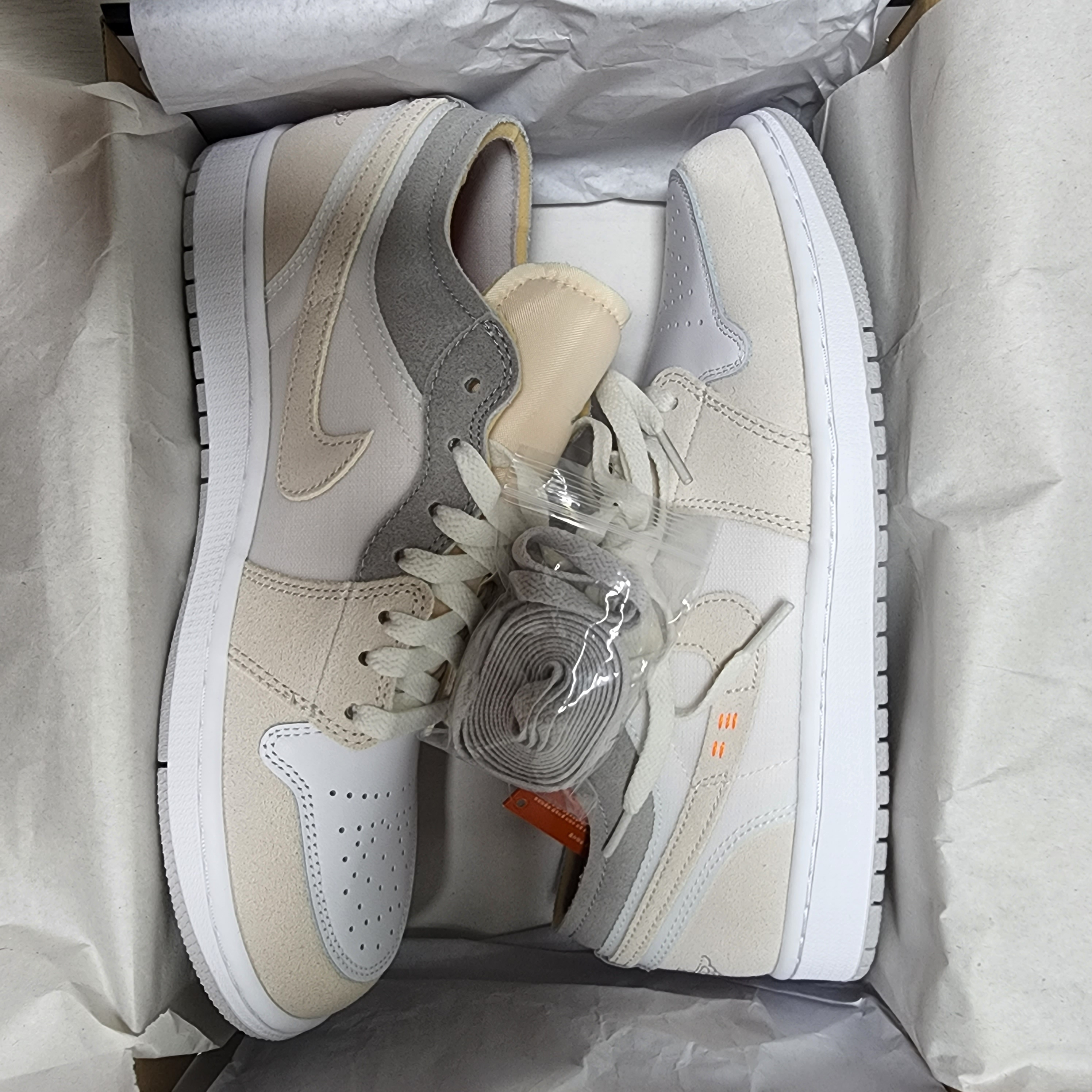 Nike Air Force 1 Low Retro QS West Indies Classic Green, Jordan 1 Low SE Craft White and Phantom 착용 스타일 - 2