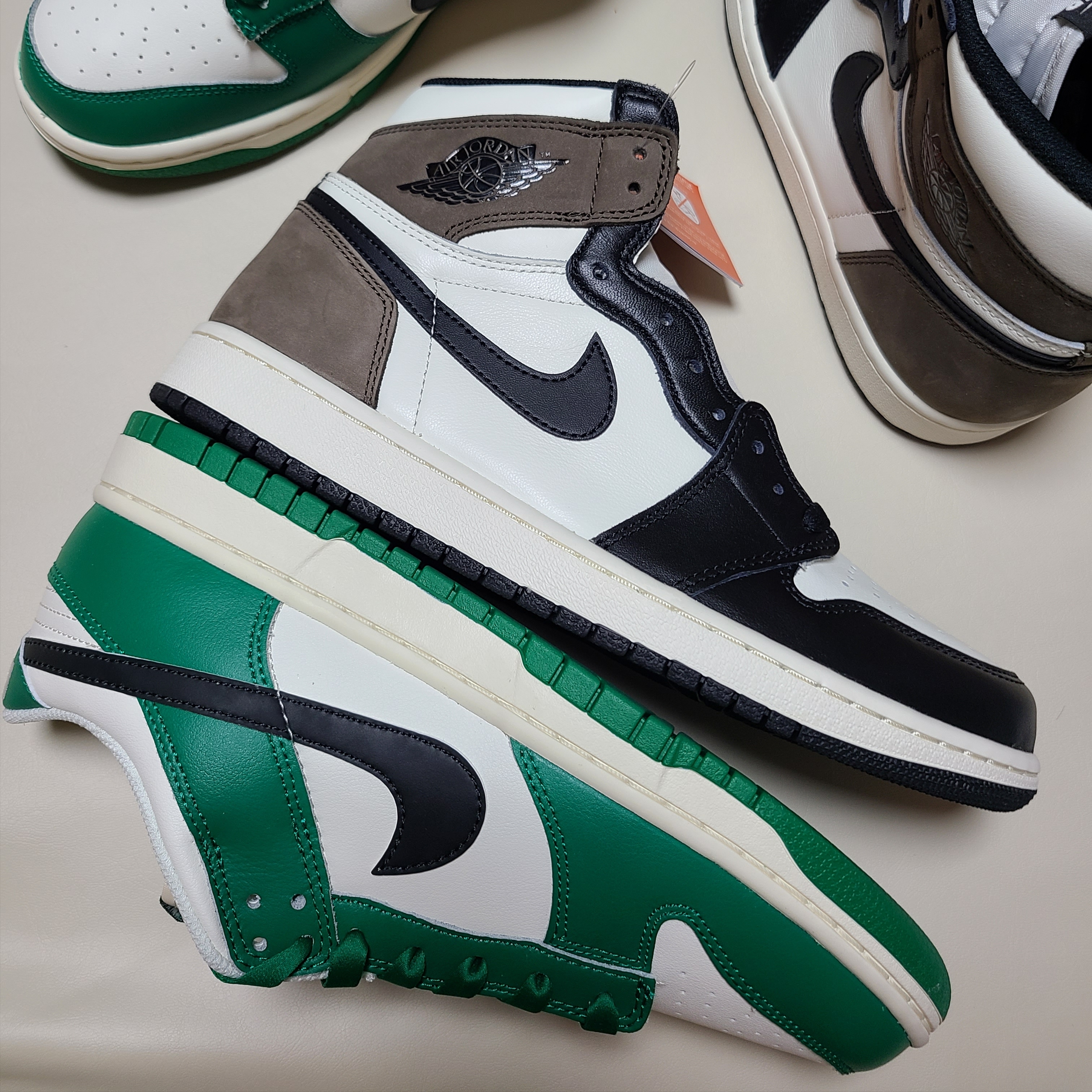 Nike Dunk Low Retro SE Jackpot Malachite, Jordan 1 Retro High OG Black Mocha 착용 스타일 - 2