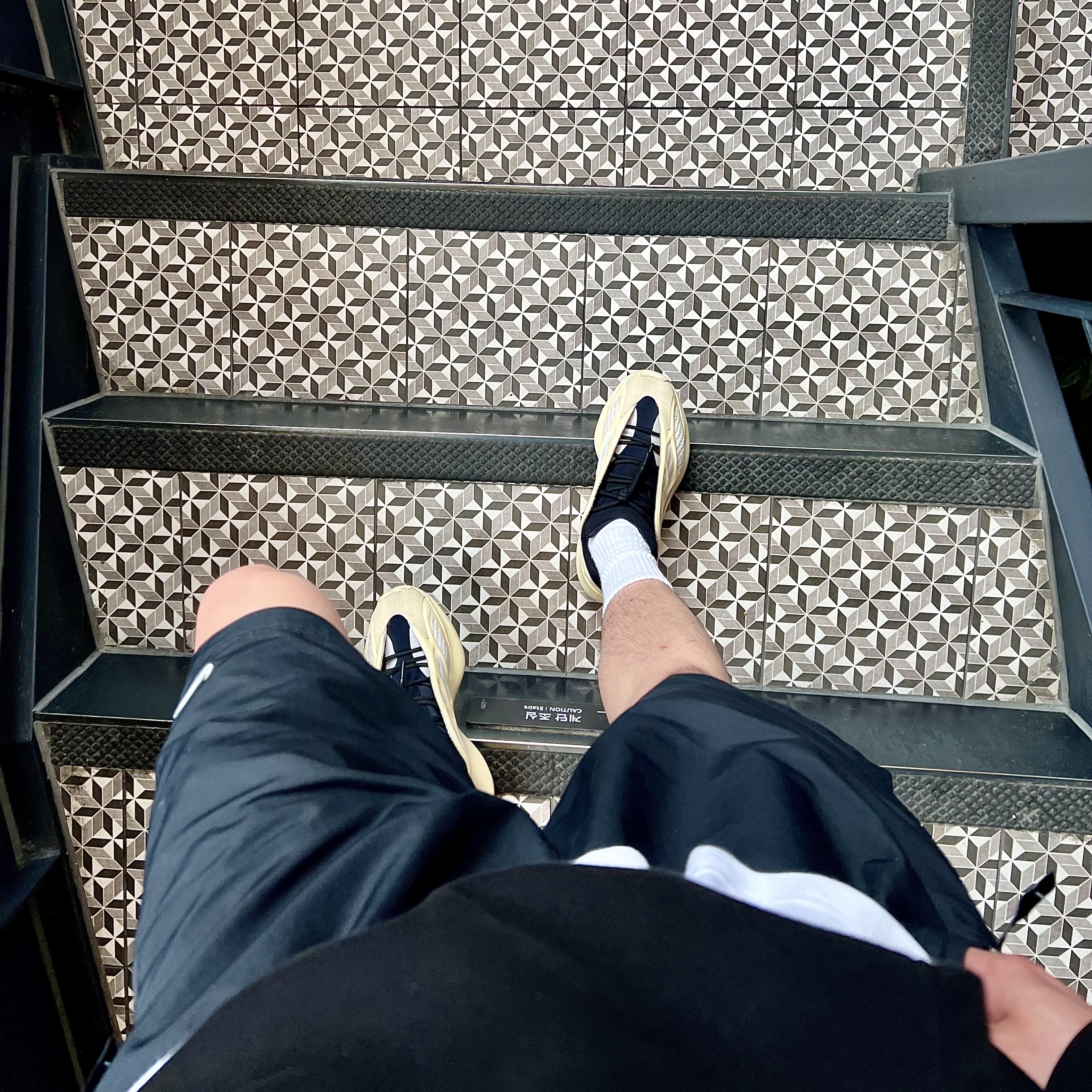 Adidas Yeezy 700 V3 Azael 2022/2023, Nike NRG Solo Swoosh Shorts Black - Asia 착용 스타일