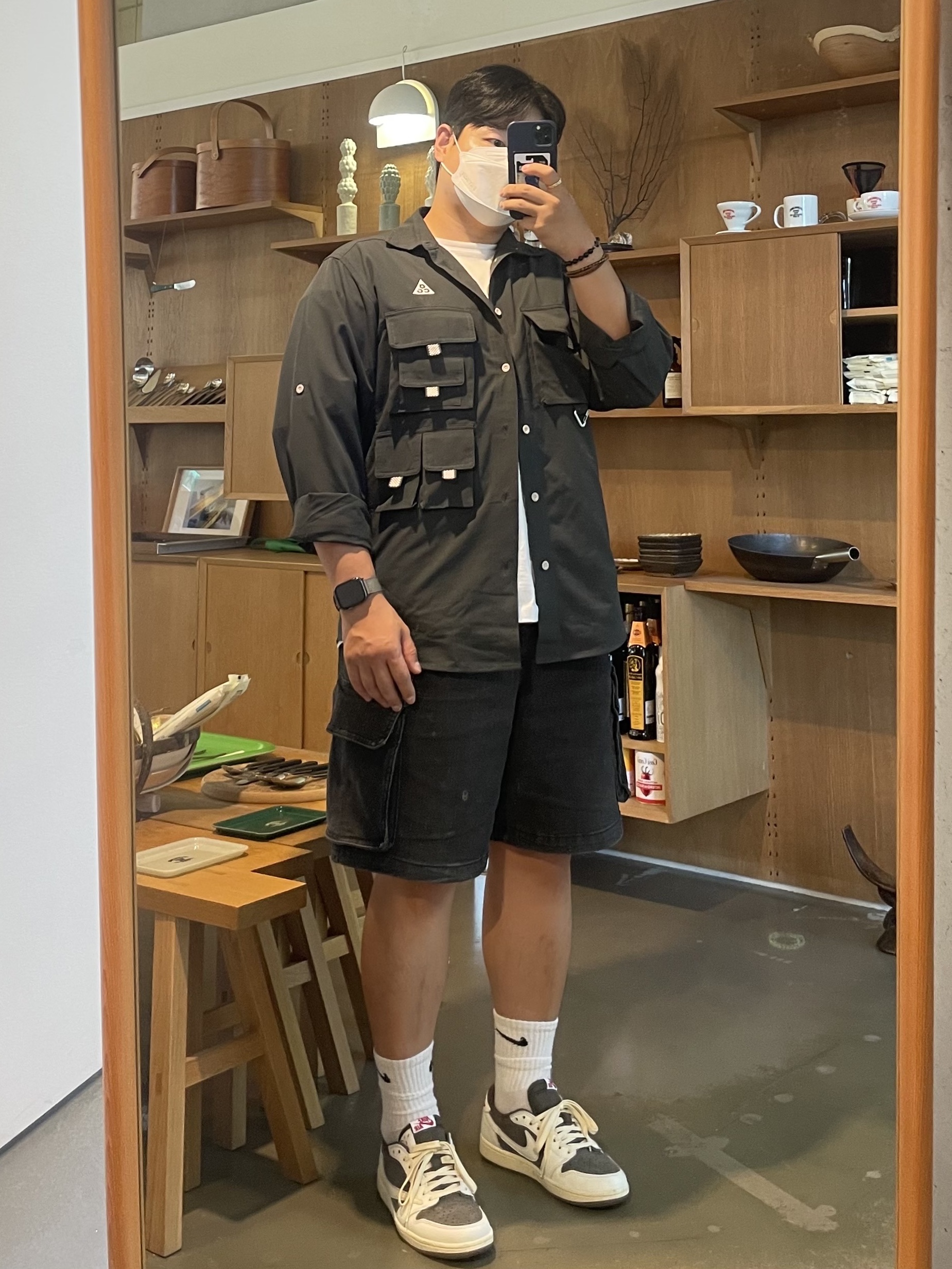 Jordan 1 x Travis Scott Retro Low OG SP Sail and Ridgerock, Nike ACG Dri-Fit UV Devastation Trail Shirt Dark Smoke Grey - Asia 착용 스타일