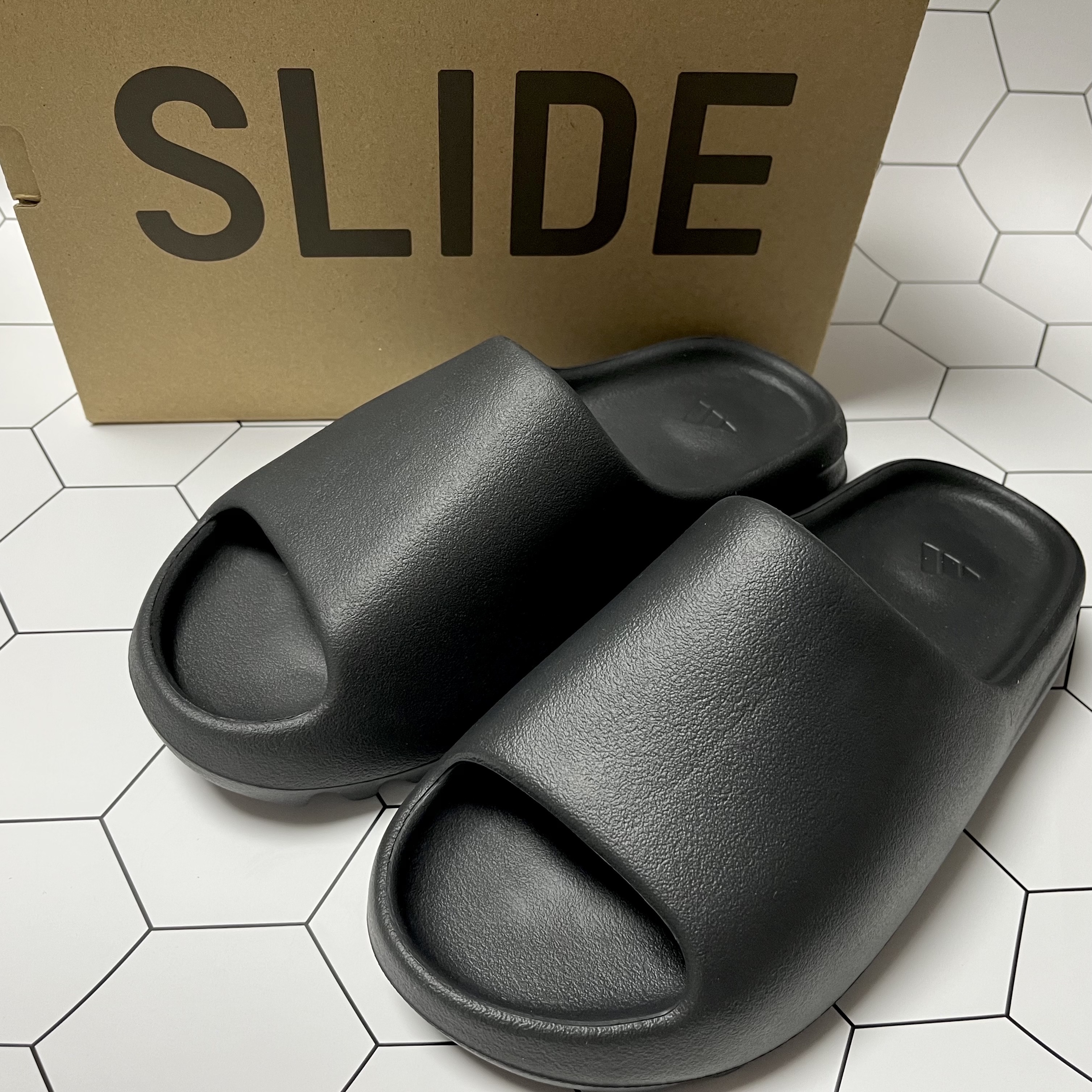 Adidas Yeezy Slide Onyx 착용 스타일
