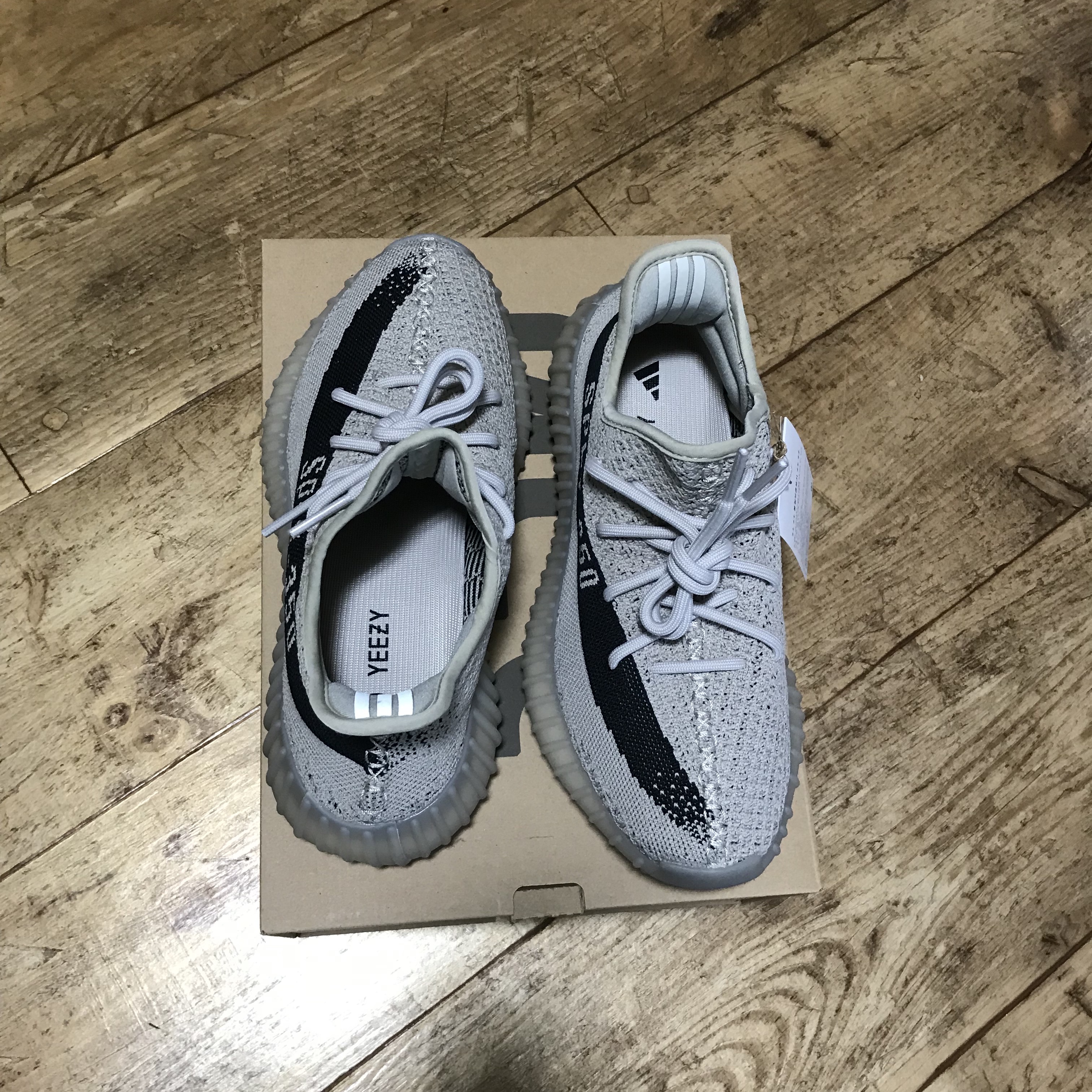 Adidas Yeezy Boost 350 V2 Slate Core Black 2022/2023 착용 스타일 - 3
