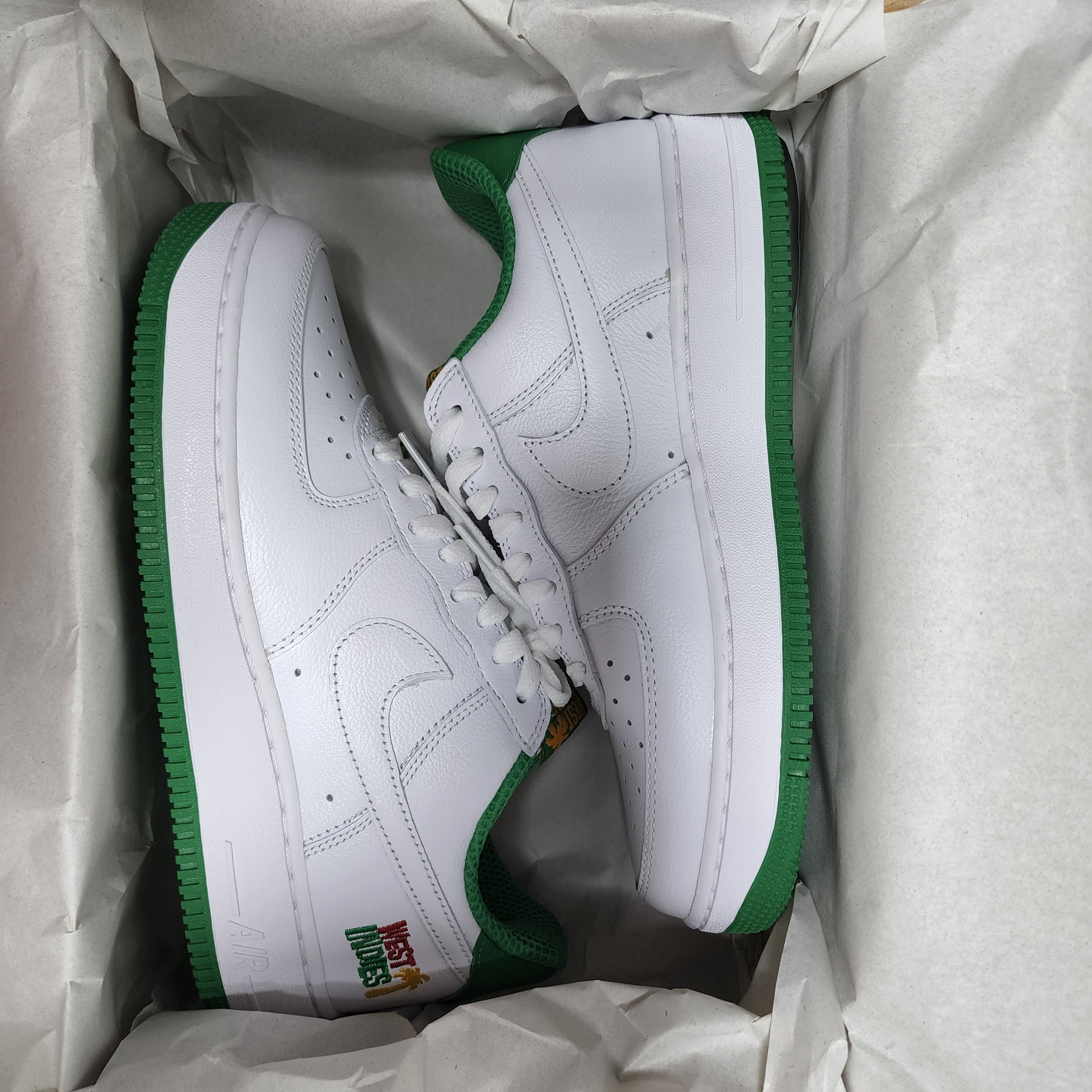 Nike Air Force 1 Low Retro QS West Indies Classic Green, Jordan 1 Low SE Craft White and Phantom 착용 스타일 - 1