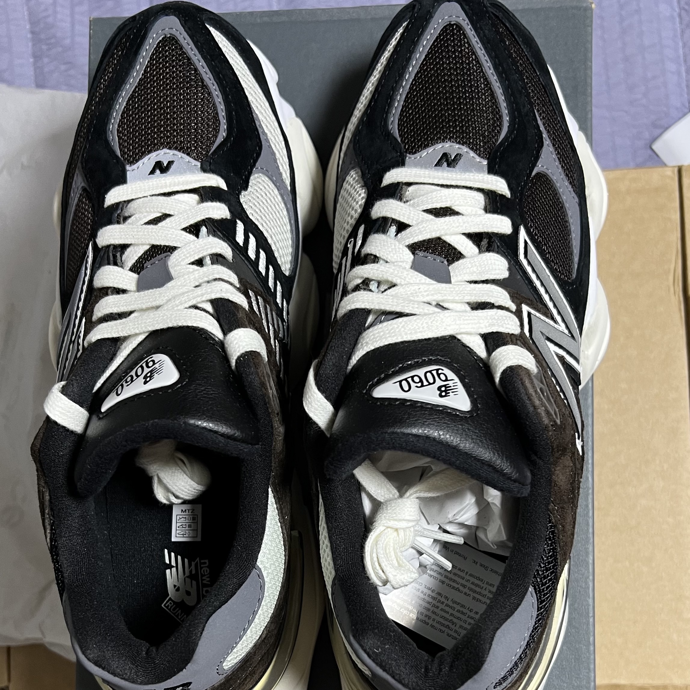 New Balance 9060 Black Dark Brown 착용 스타일 - 1