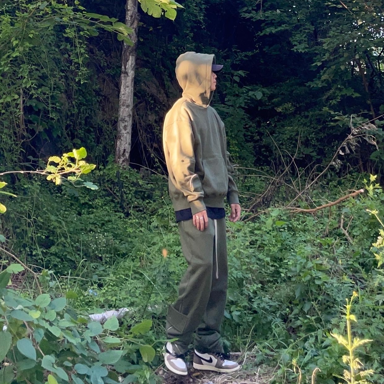 Jordan 1 x Travis Scott Retro High OG SP Mocha, New Era x Murakami Takashi Ohana Unstructured Cap Black 착용 스타일 - 2
