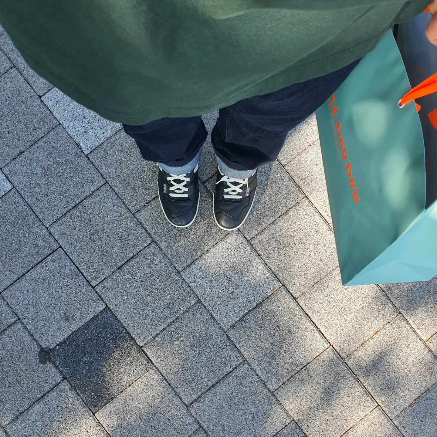 New Balance 550 Black Grey - 2E Wide 착용 스타일 - 1