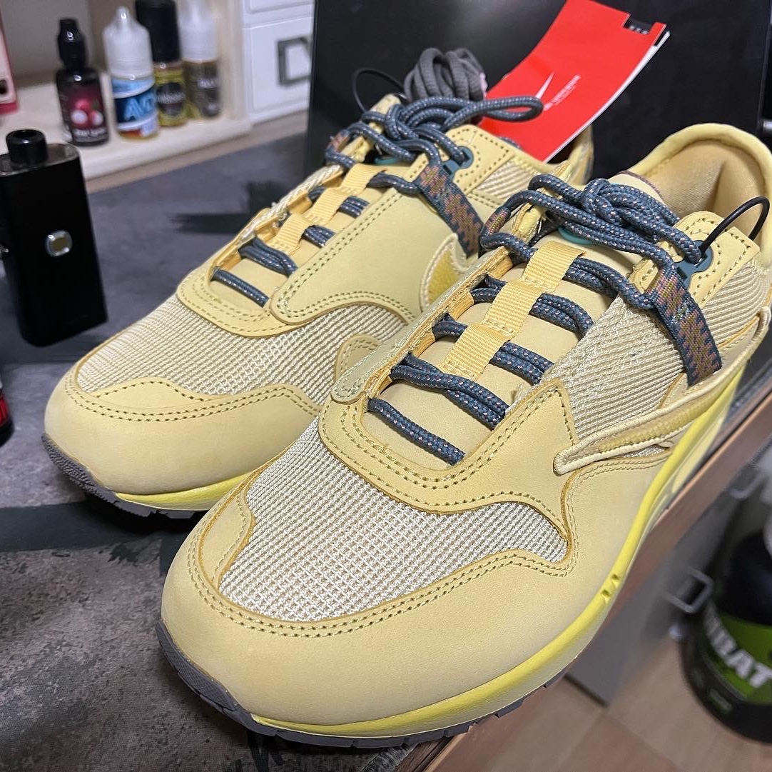 Nike x Travis Scott Air Max 1 Cact.us Gold 착용 스타일 - 1