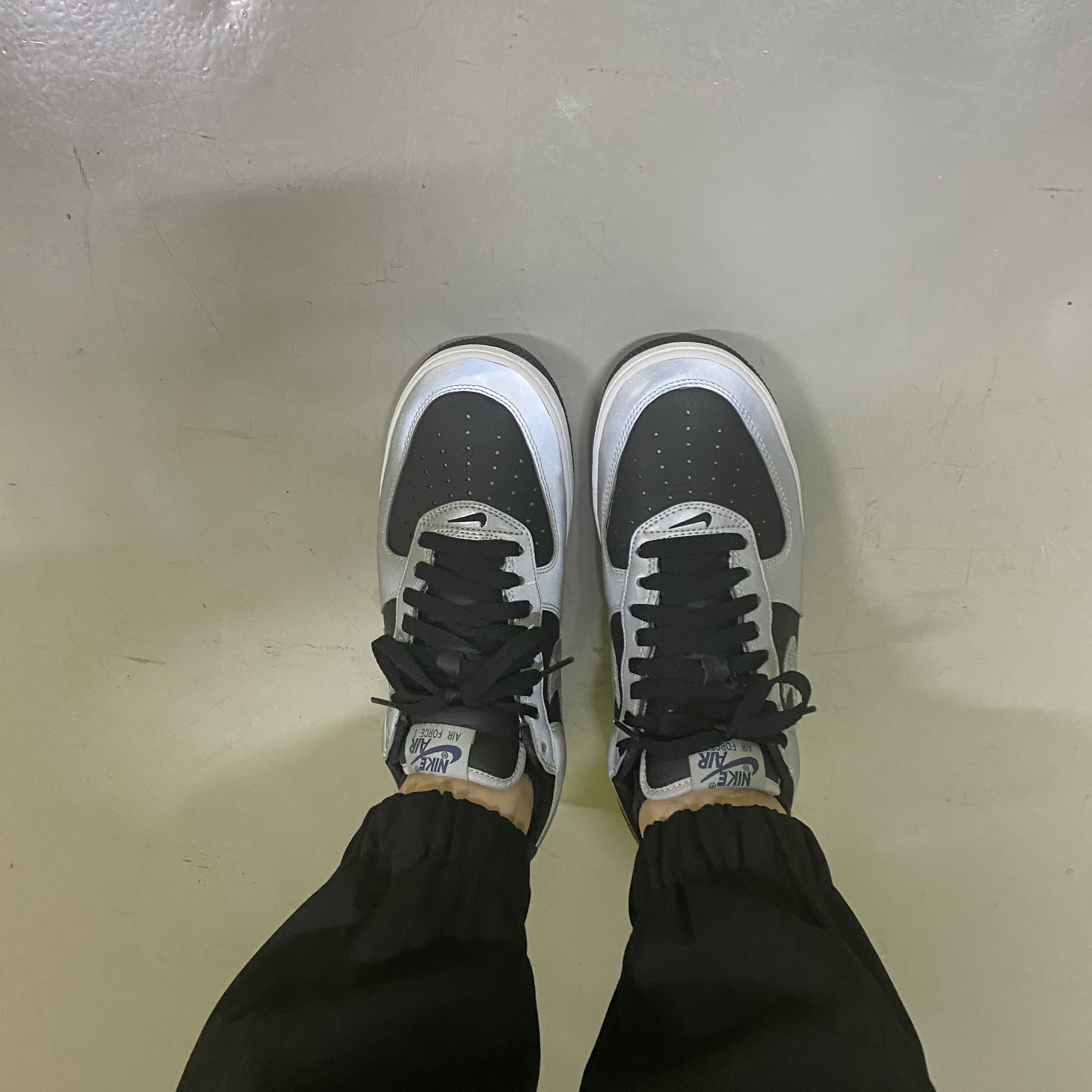 Nike Air Force 1 B Silver Snake 착용 스타일 - 3