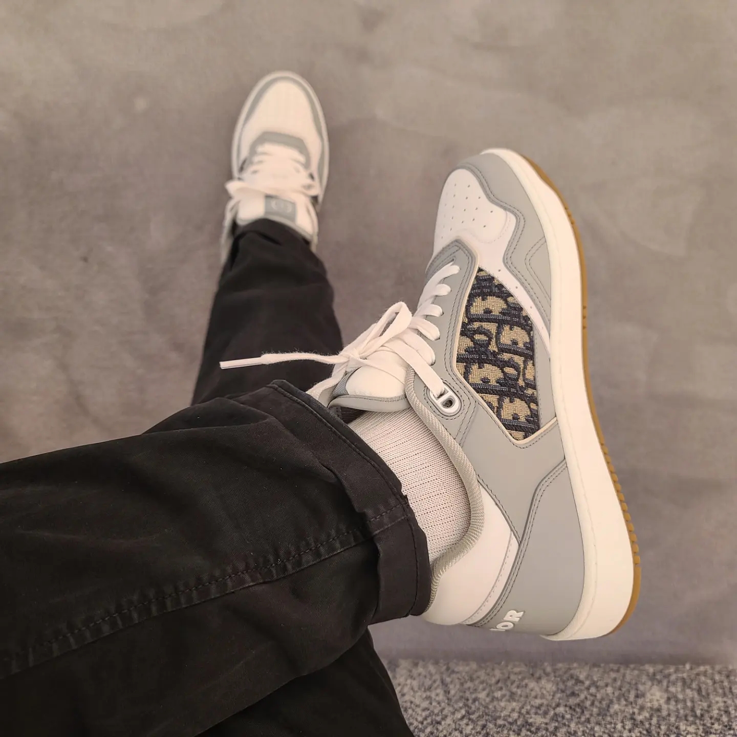 Dior B27 Low-Top Sneakers Gray, Stone Island 31303 Cargo Pants Black - 21SS 착용 스타일