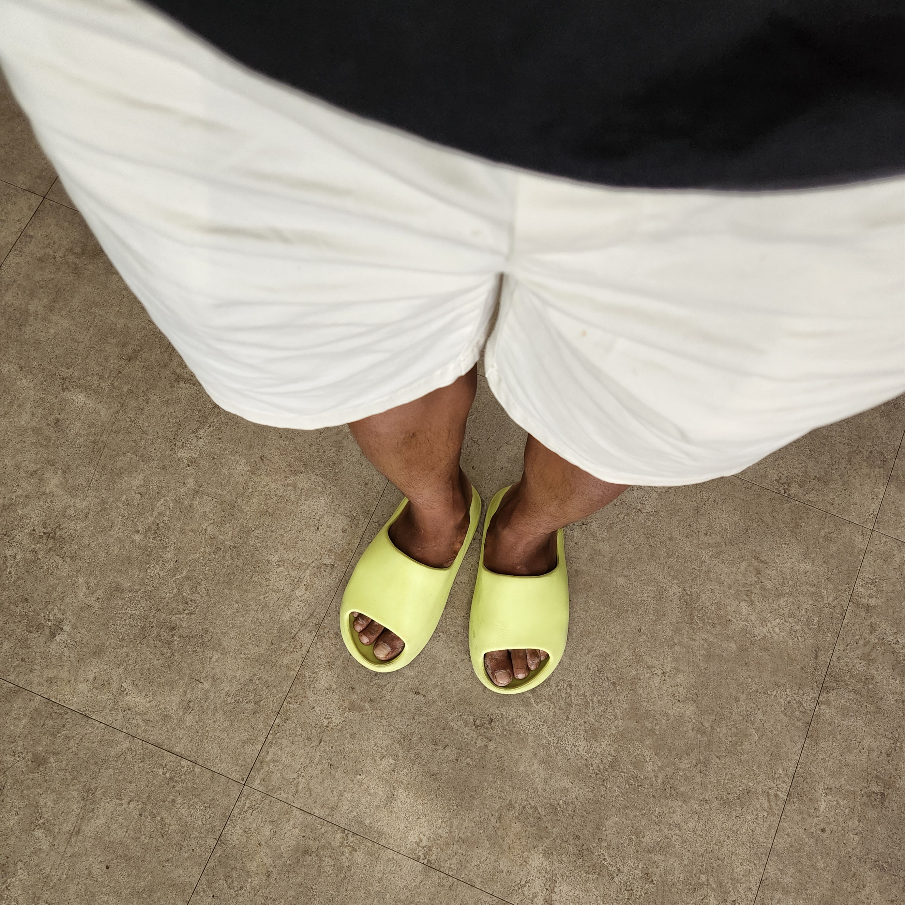 Adidas Yeezy Slide Glow Green 2022/2023 착용 스타일