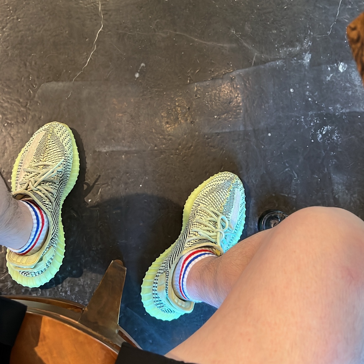 Adidas Yeezy Boost 350 V2 Yeezreel - Non-Reflective 착용 스타일