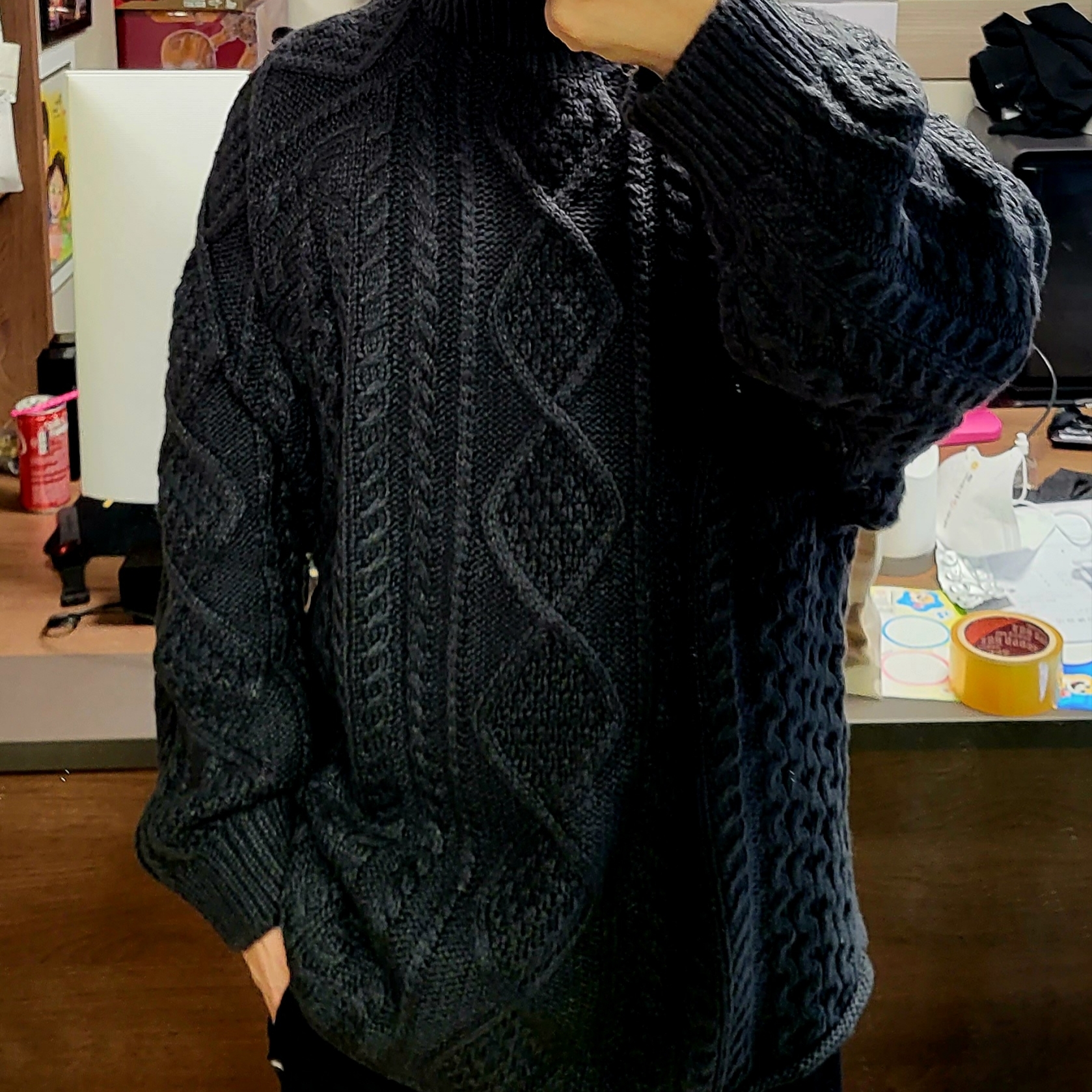 Essentials Cable Knit Turtleneck Sweater Iron - 22SS 착용 스타일 - 1