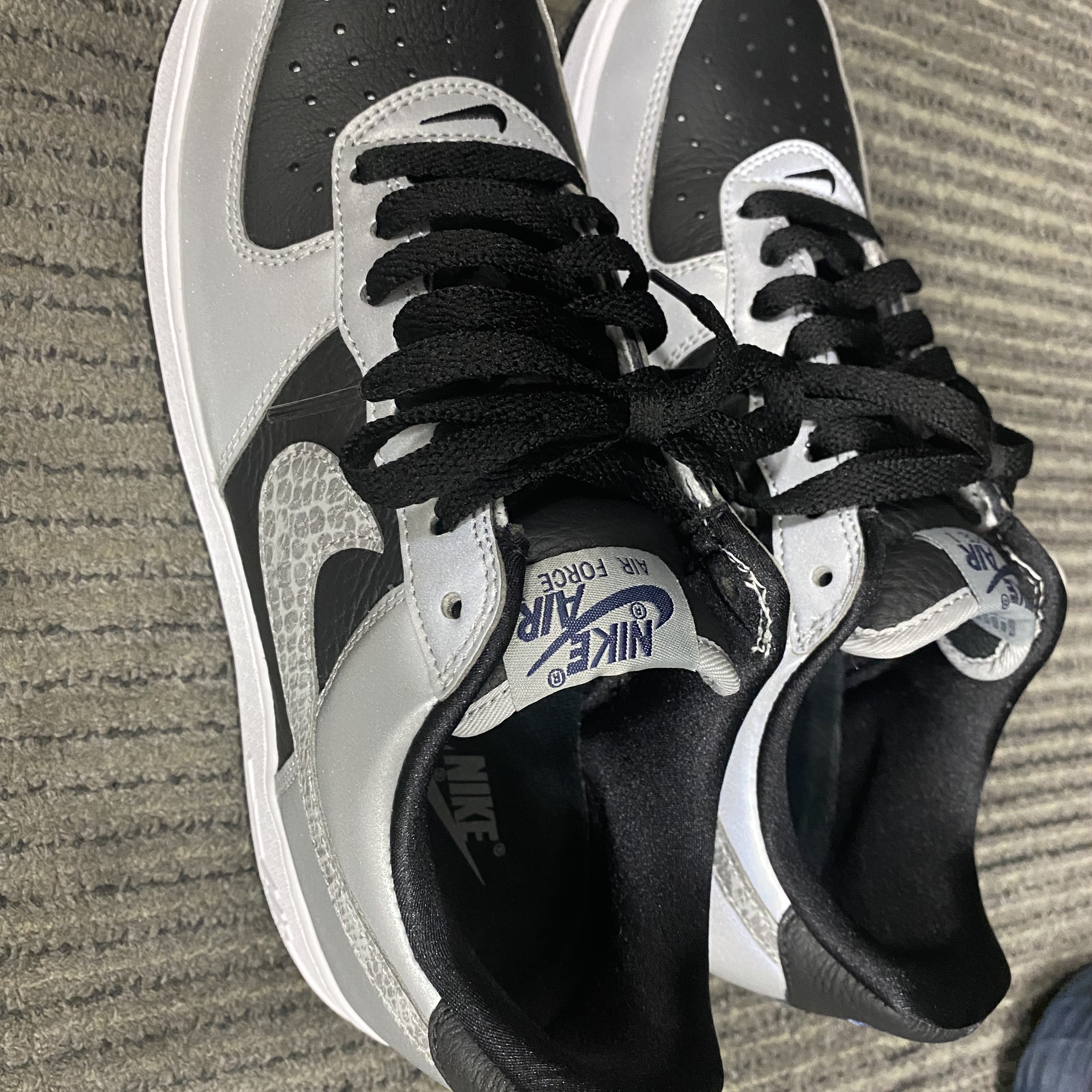 Nike Air Force 1 B Silver Snake 착용 스타일 - 4