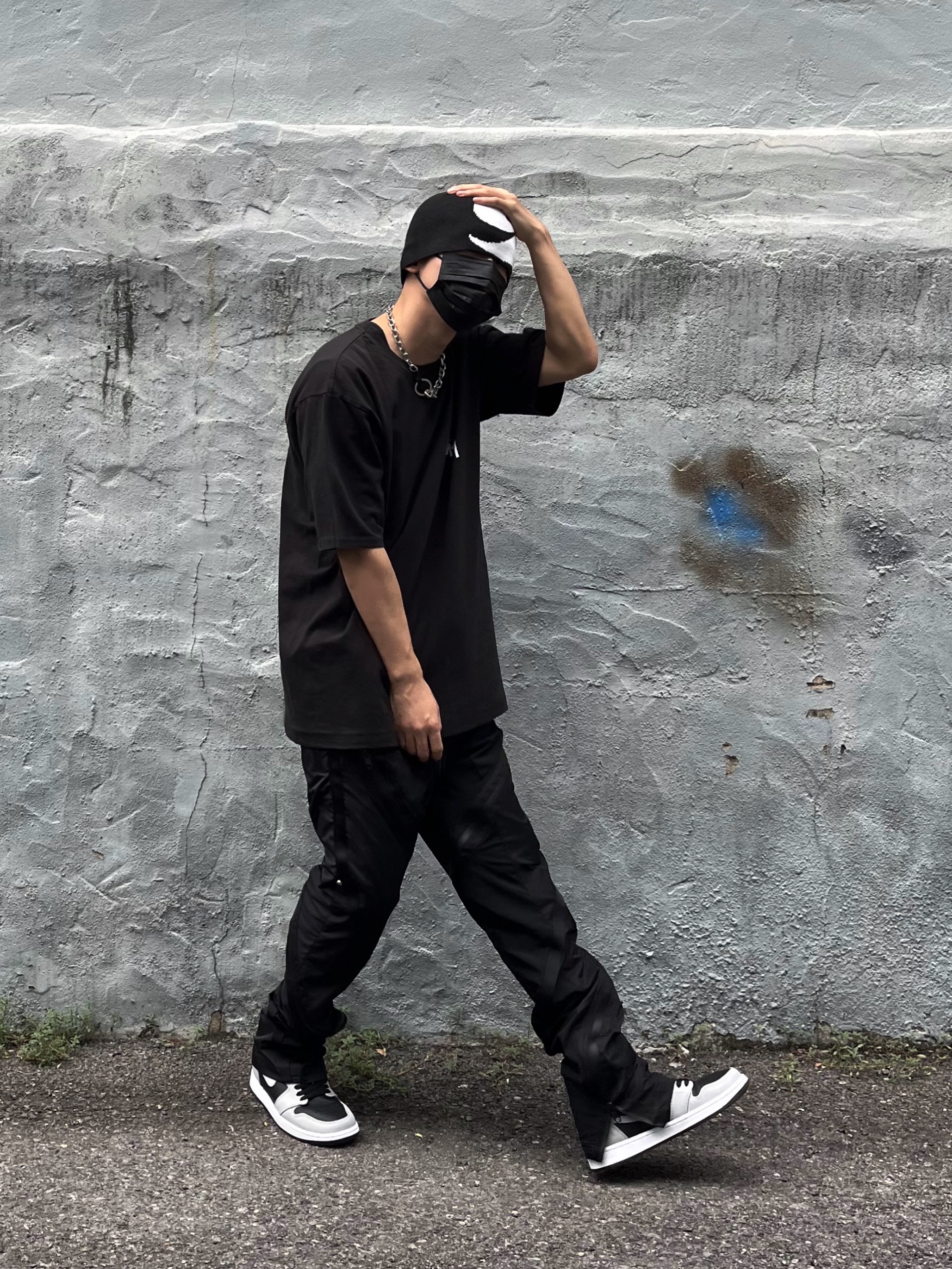 Our Legacy Ladon Brass Keychain Matte Nickel, Jordan 1 Retro High OG Shadow 2.0 착용 스타일 - 1