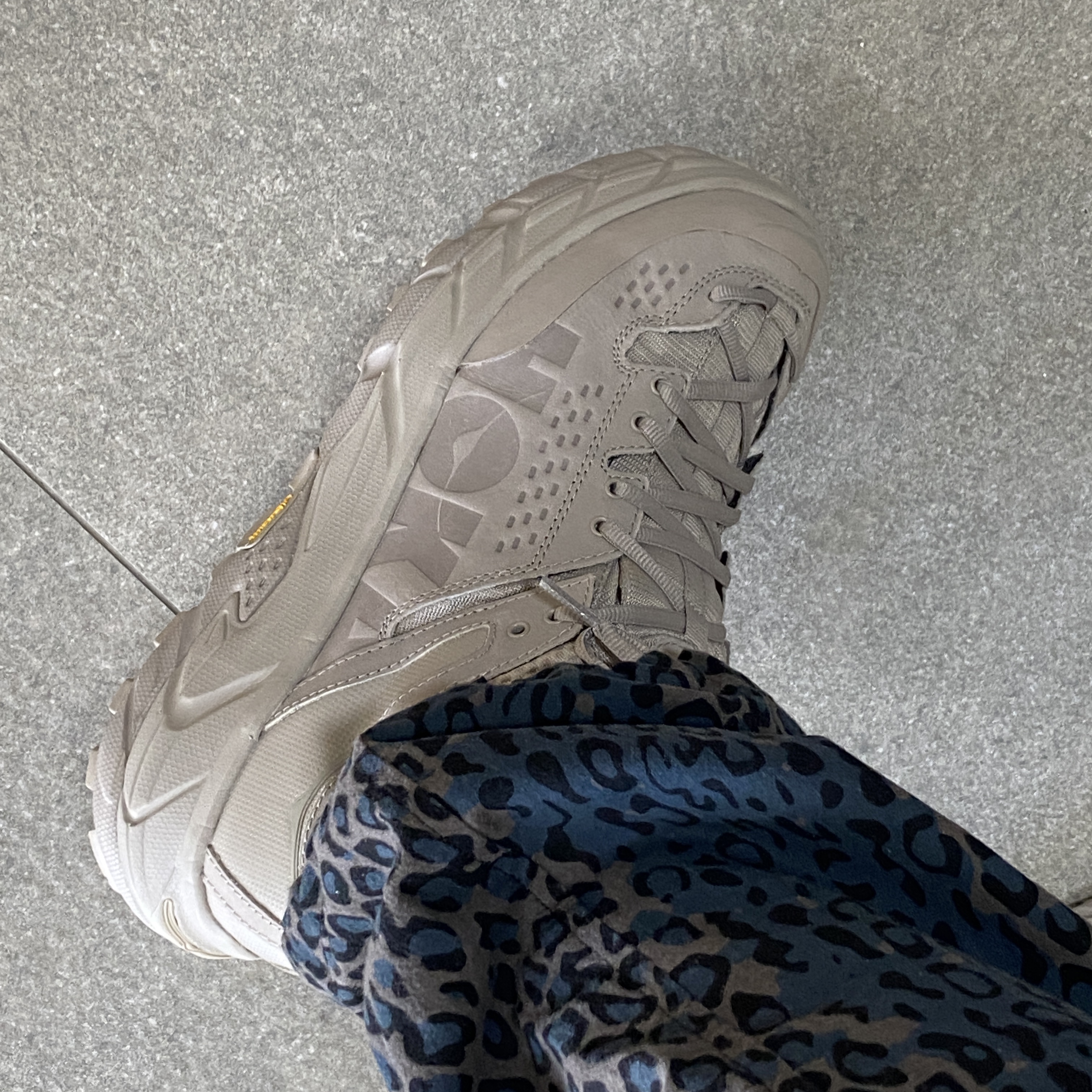 Hoka Tor Ultra Hi 2 Wp Simply Taupe 착용 스타일 - 2