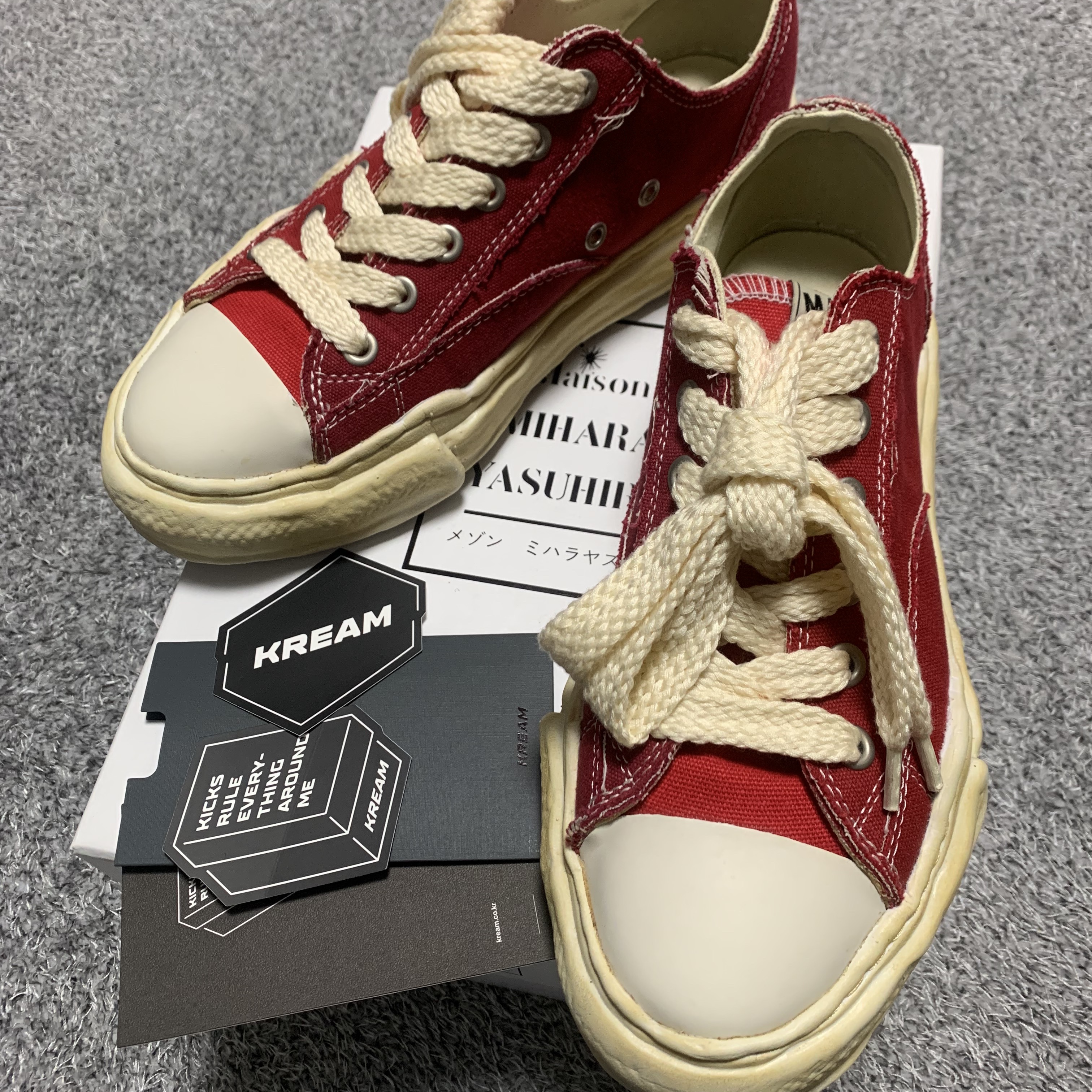 Maison Mihara Yasuhiro Peterson OG Sole OD Canvas Low-top Sneakers Red, Maison Mihara Yasuhiro Baker OG Sole OD Canvas Low-top Sneakers White 착용 스타일 - 1