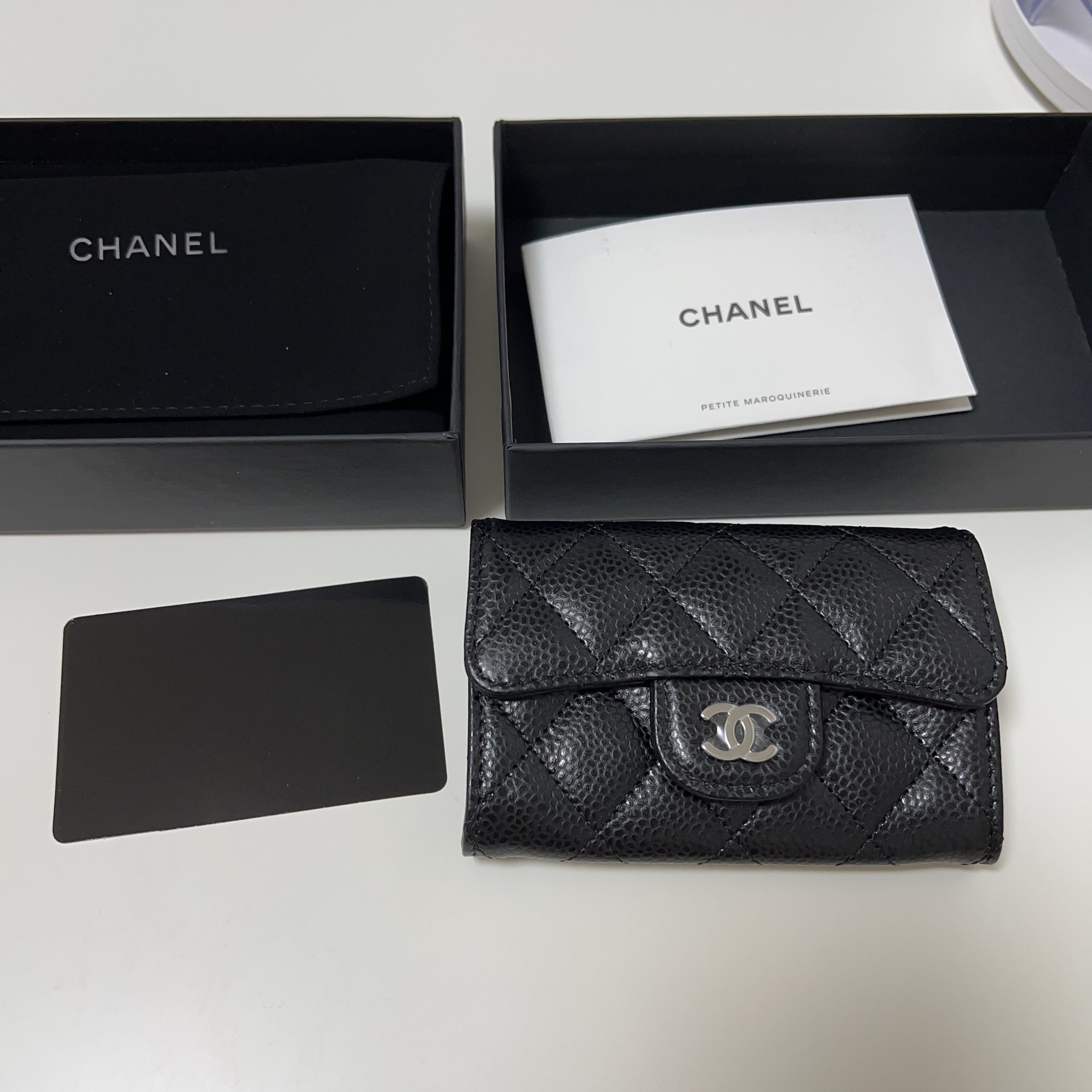 Chanel Classic Card Holder Grained Calfskin & Silver Black 착용 스타일