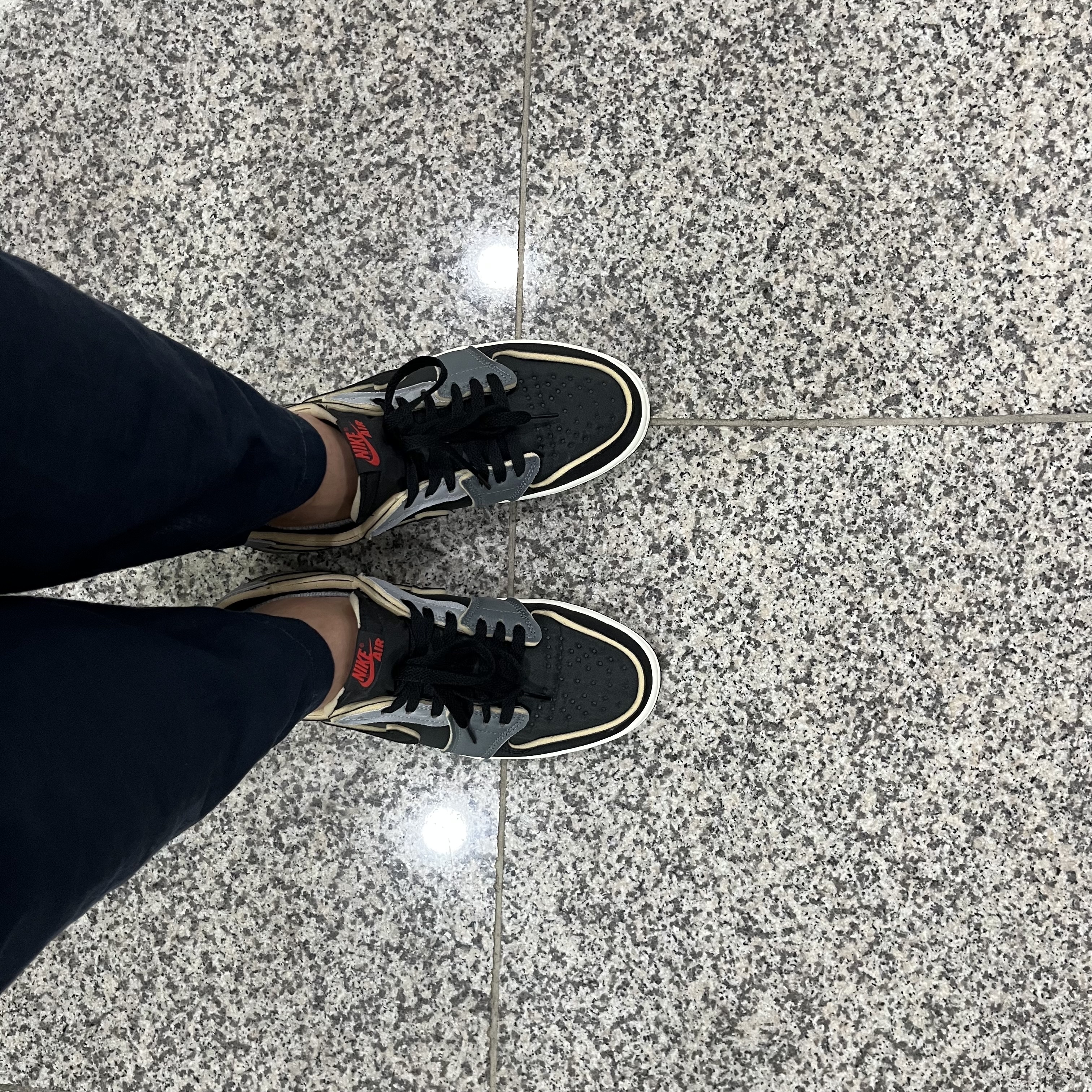 Jordan 1 Retro Low OG EX Black and Smoke Grey 착용 스타일 - 1
