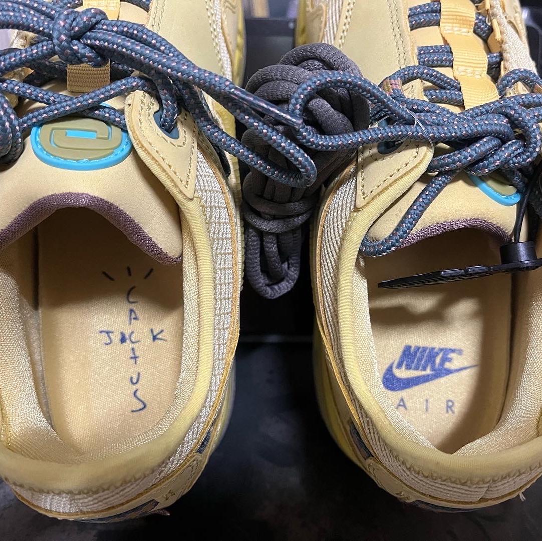 Nike x Travis Scott Air Max 1 Cact.us Gold 착용 스타일 - 2