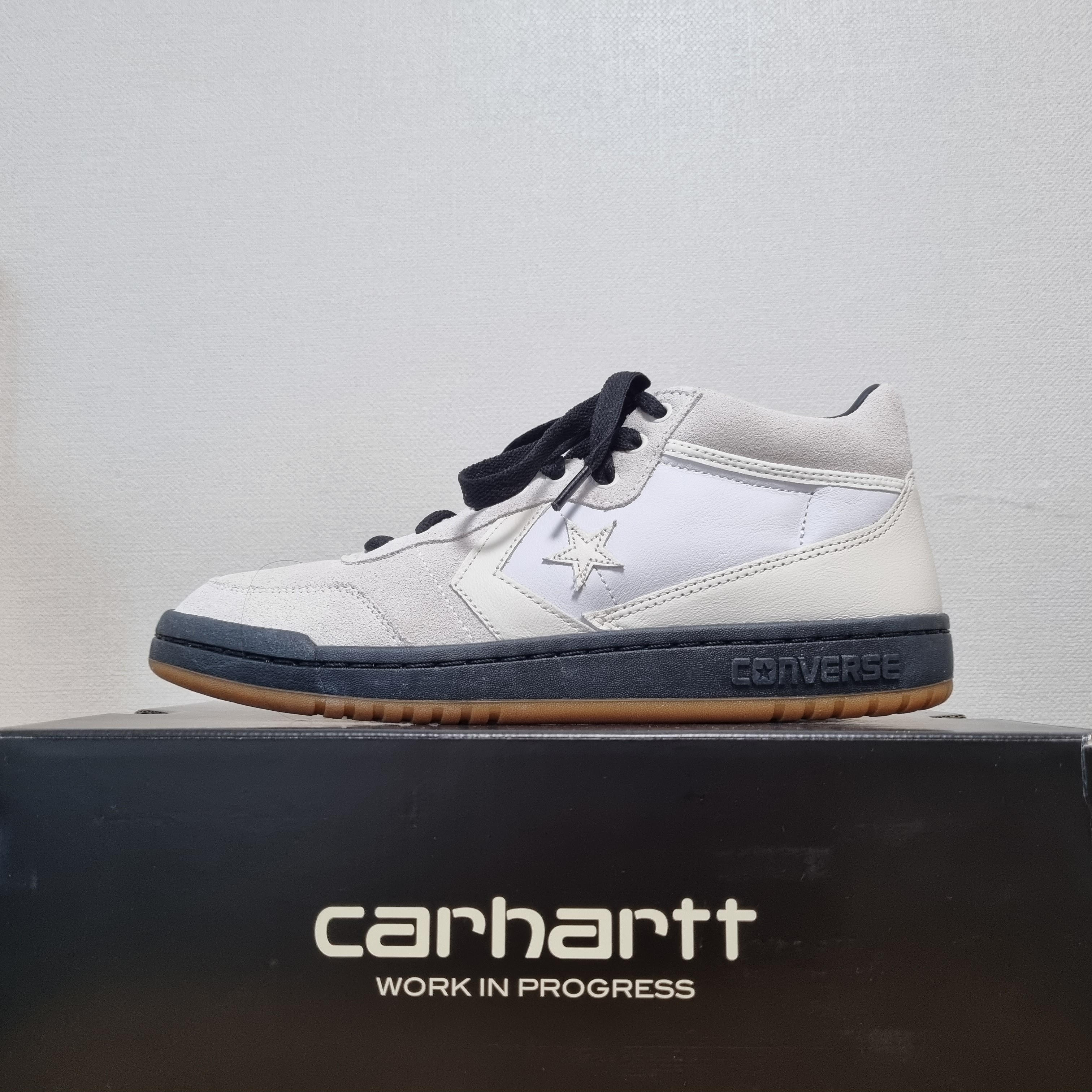 Converse x Carhartt WIP Fastbreak Mid White 착용 스타일 - 1