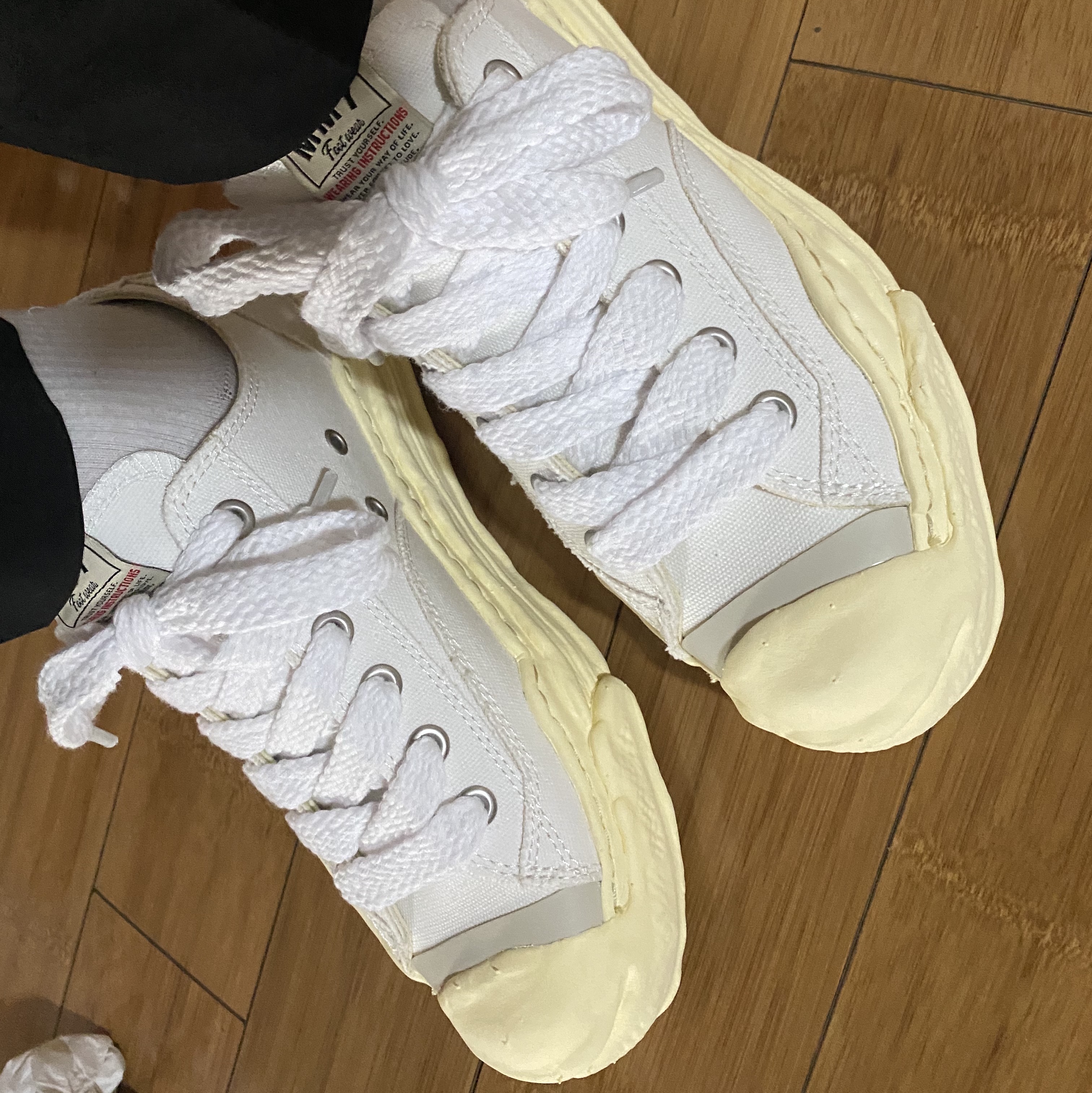 Maison Mihara Yasuhiro Hank VL OG Sole Canvas Low-top Sneakers White 착용 스타일