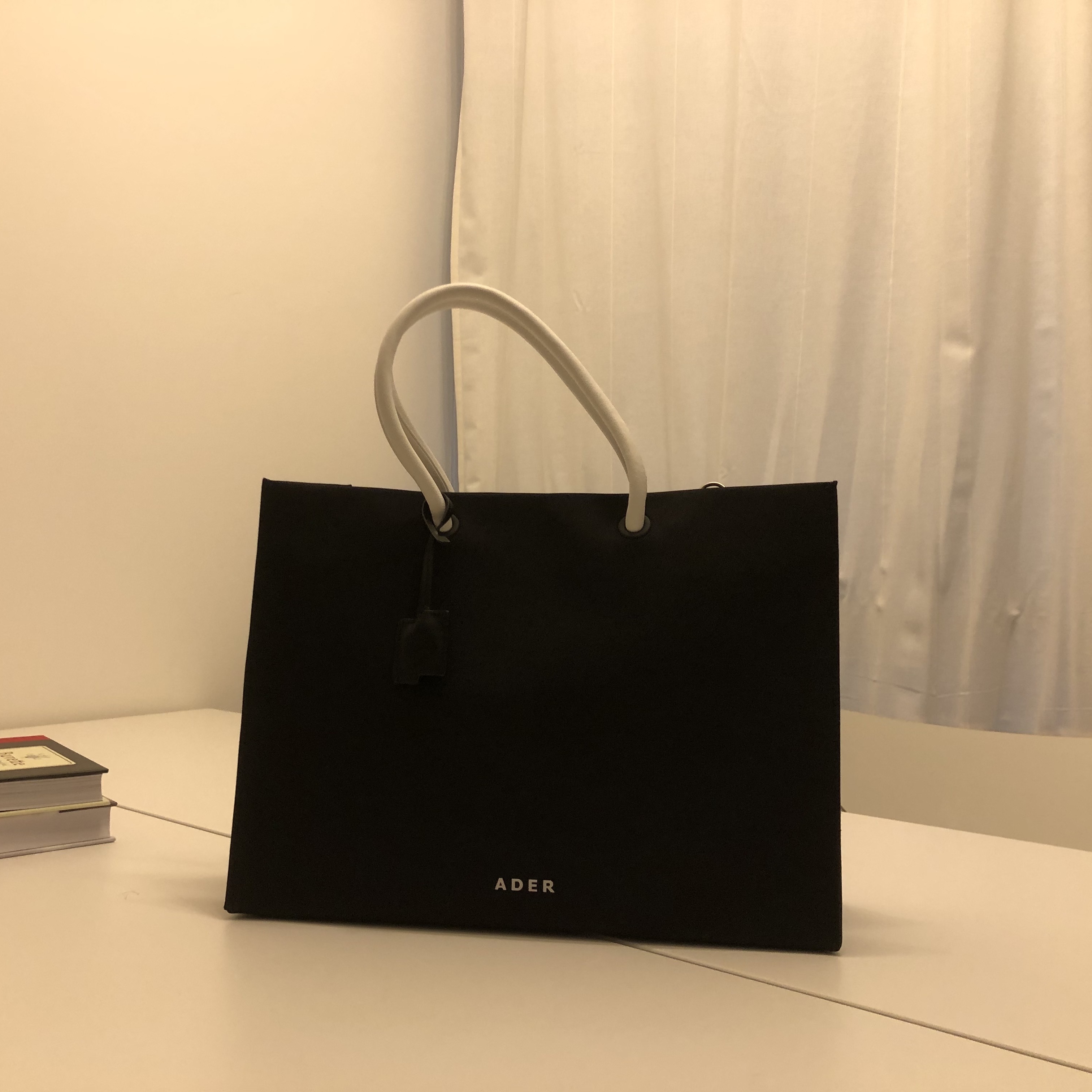 Ader Error Wide Shopper Bag Noir 착용 스타일