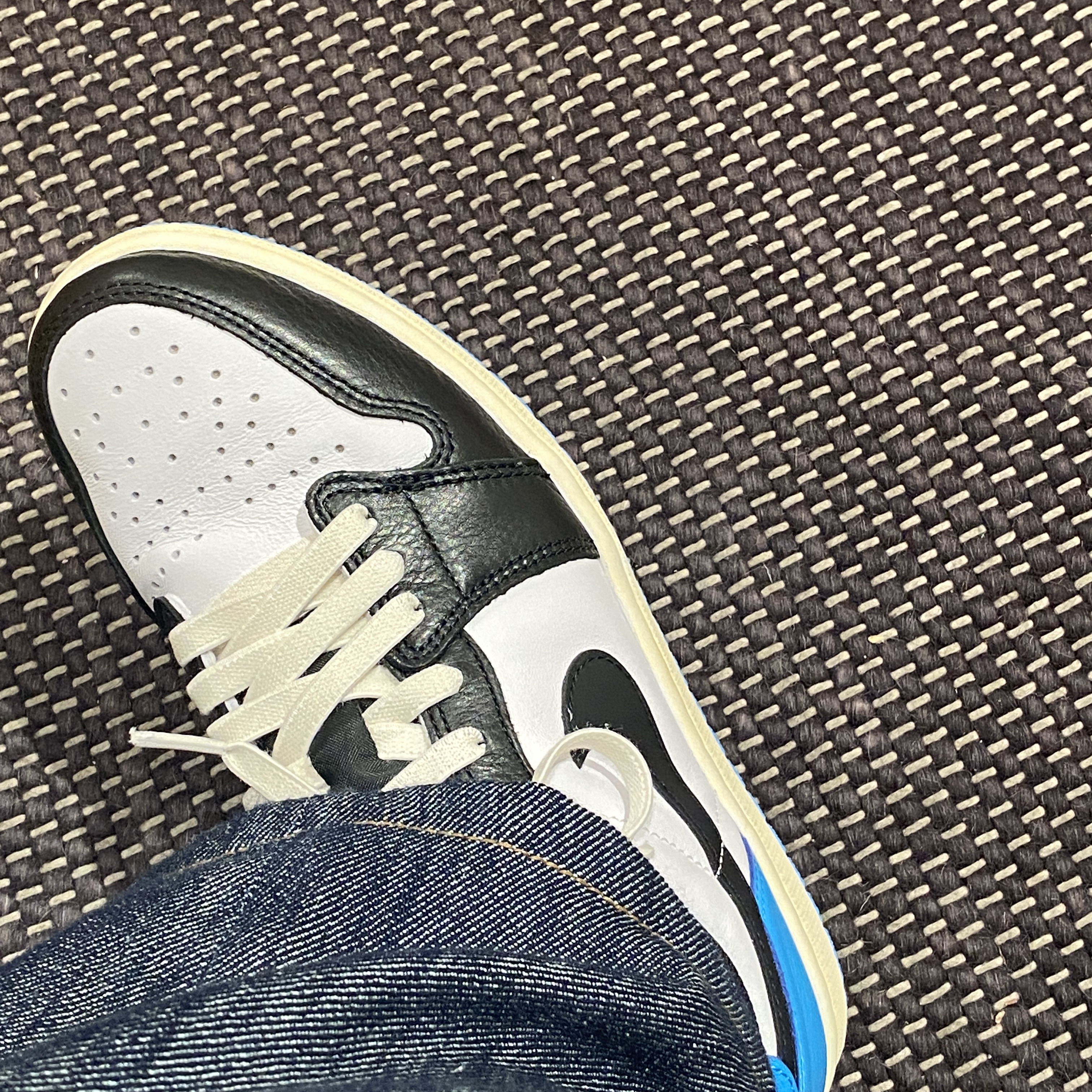 Jordan 1 Retro Low OG Black and Dark Powder Blue 착용 스타일 - 2