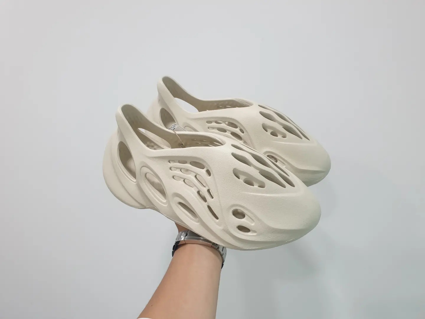 Adidas Yeezy Foam RNNR Sand 착용 스타일 - 2