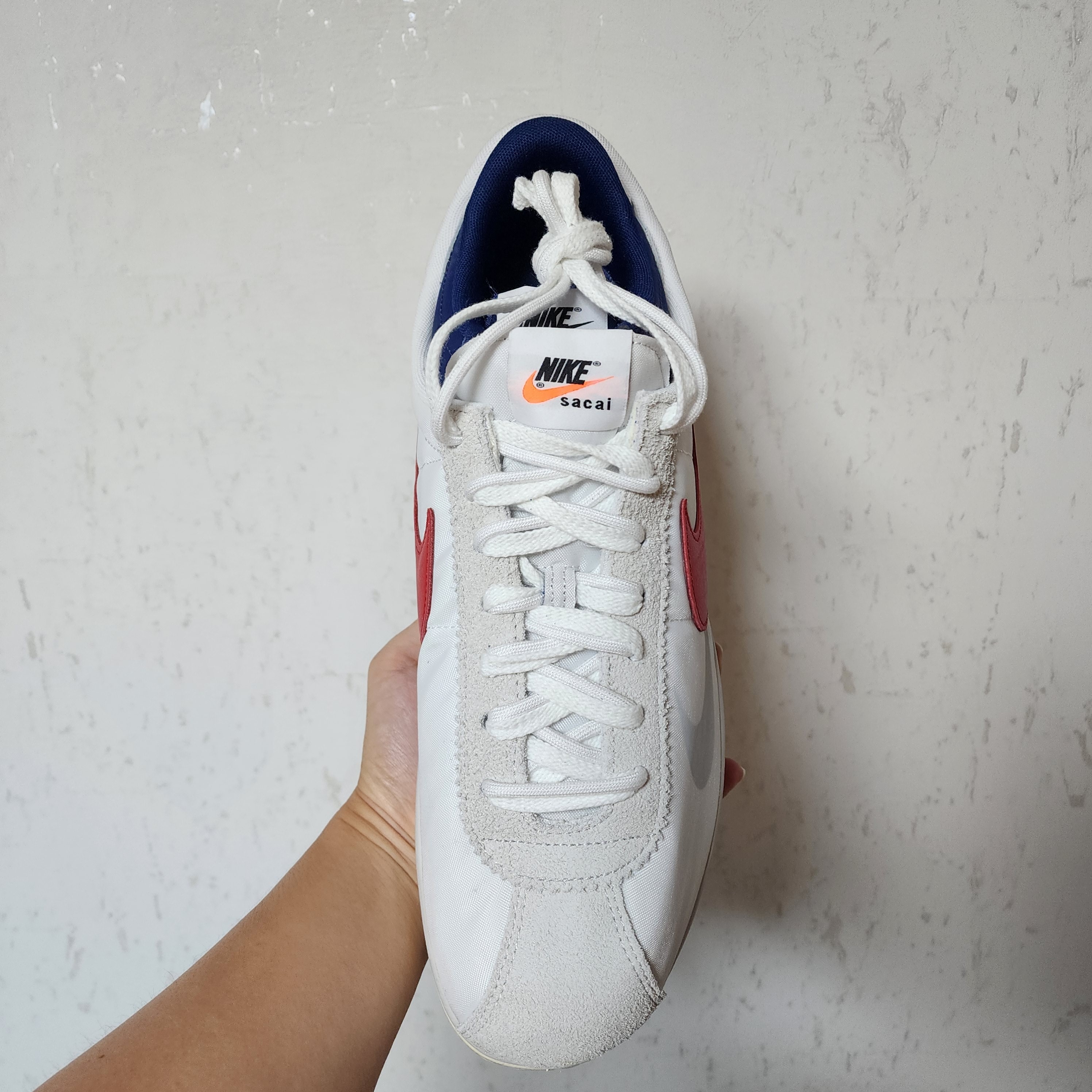 Nike x Sacai Zoom Cortez SP White and University Red 착용 스타일 - 3